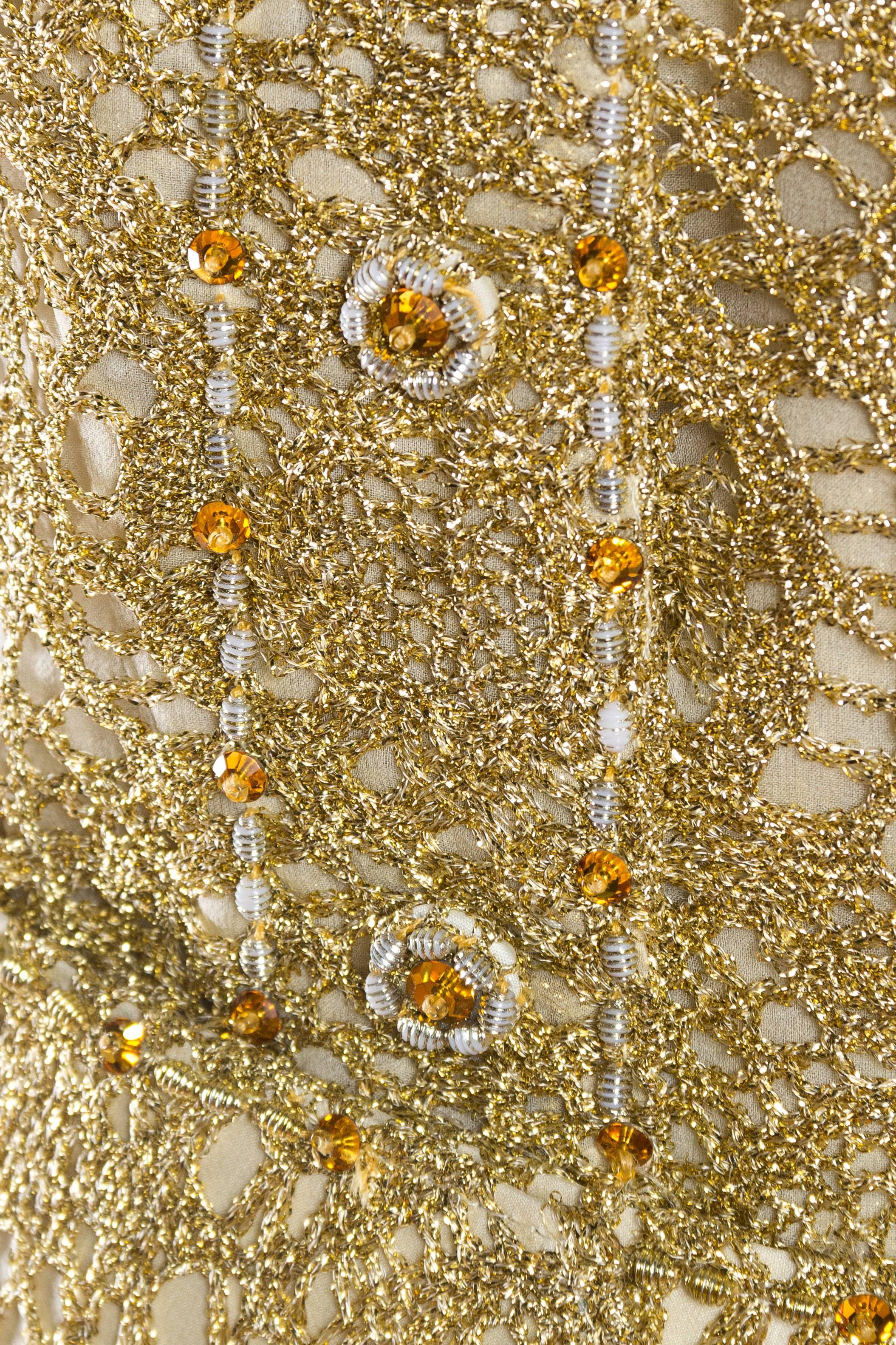 Goldfarbenes Hemd aus Seide und Lurex mit Spitze und Knopfleiste aus den 1970er Jahren und Gürtel aus Kristallen im Angebot 4
