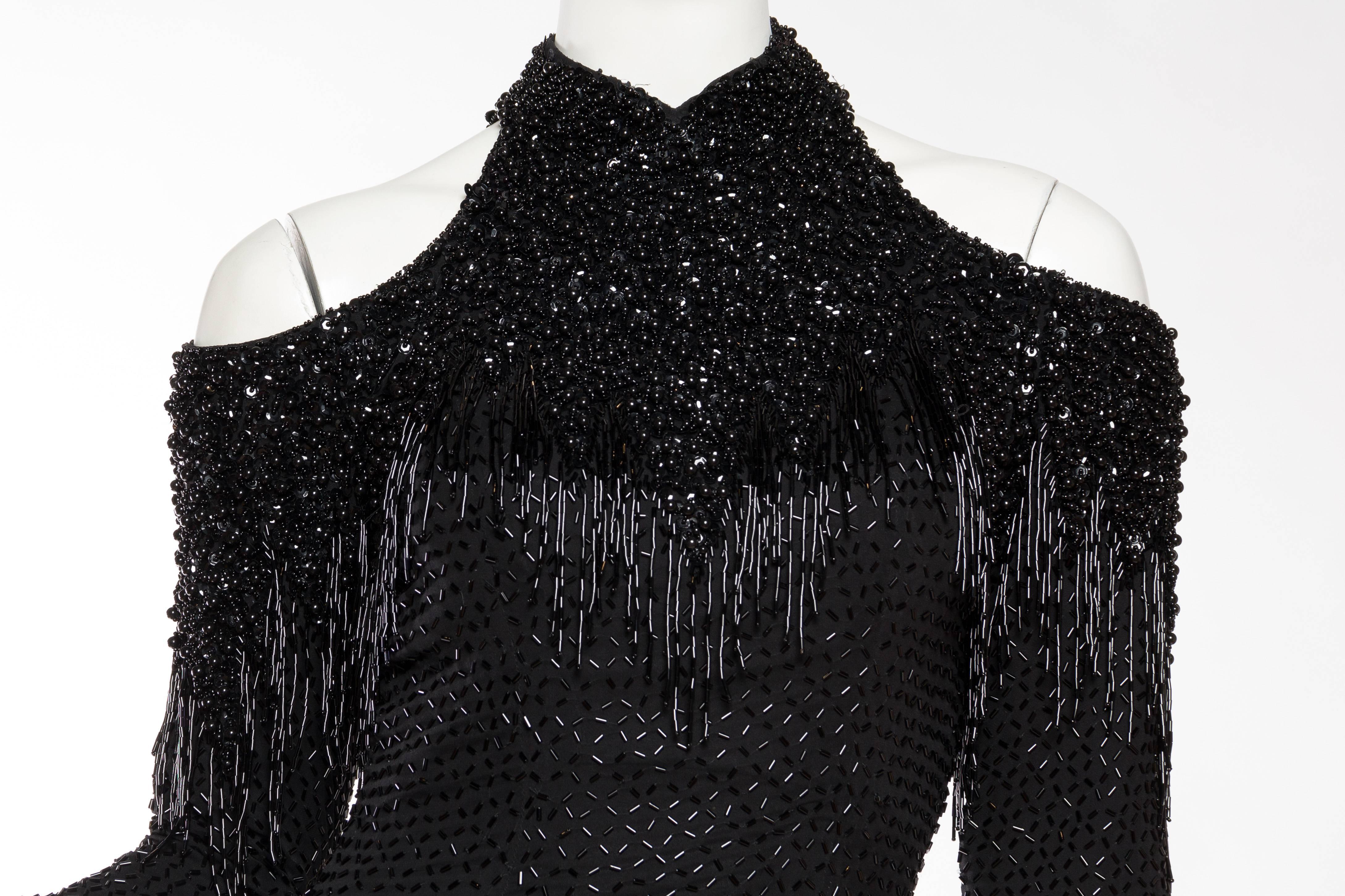 Robe à franges à épaules froides en mousseline de soie noire perlée, années 80 en vente 2