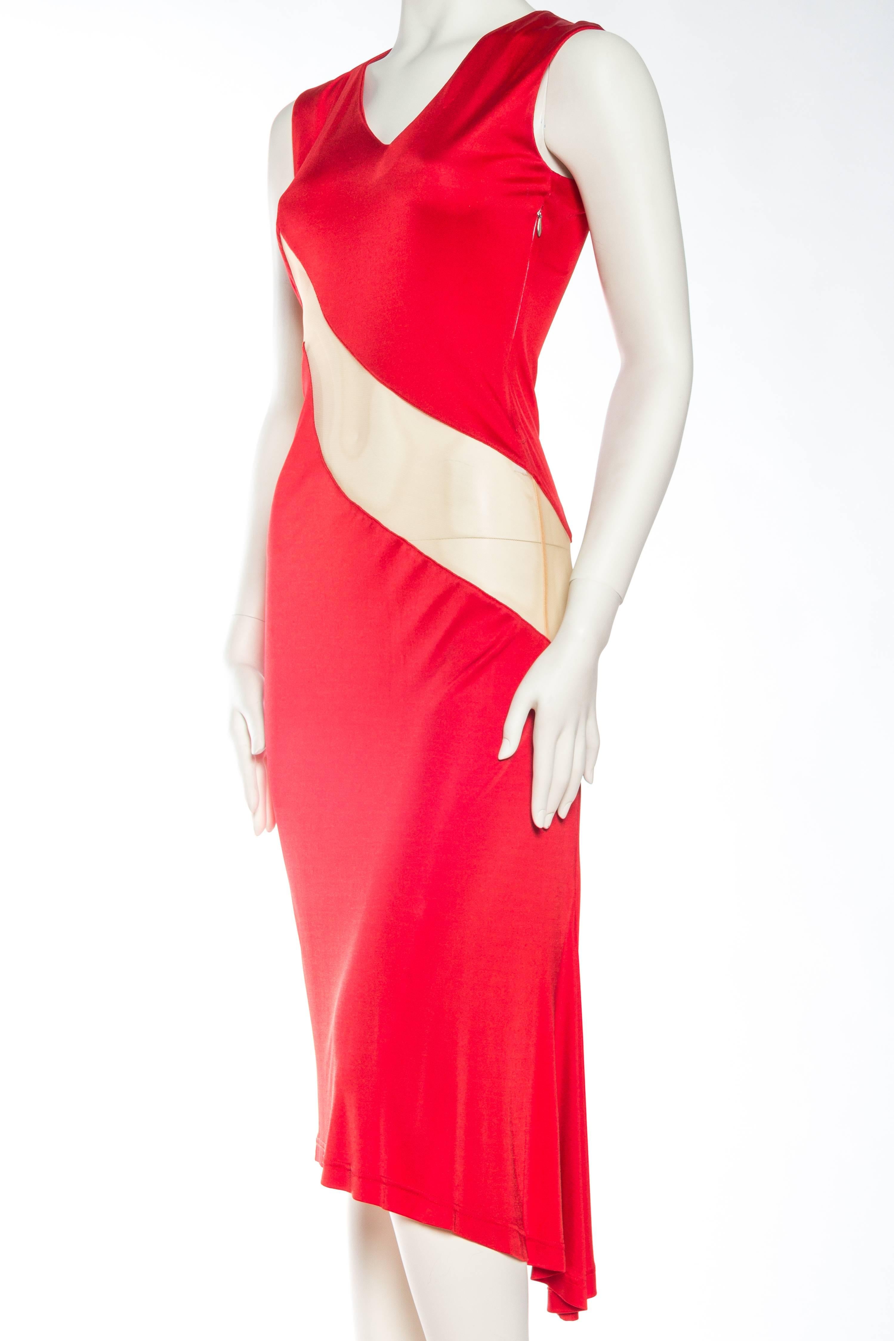 1990er Jahre ALEXANDER MCQUEEN Blutrotes Acetat Jersey Nudefarbenes Illusion Paneled Kleid Fr Damen im Angebot