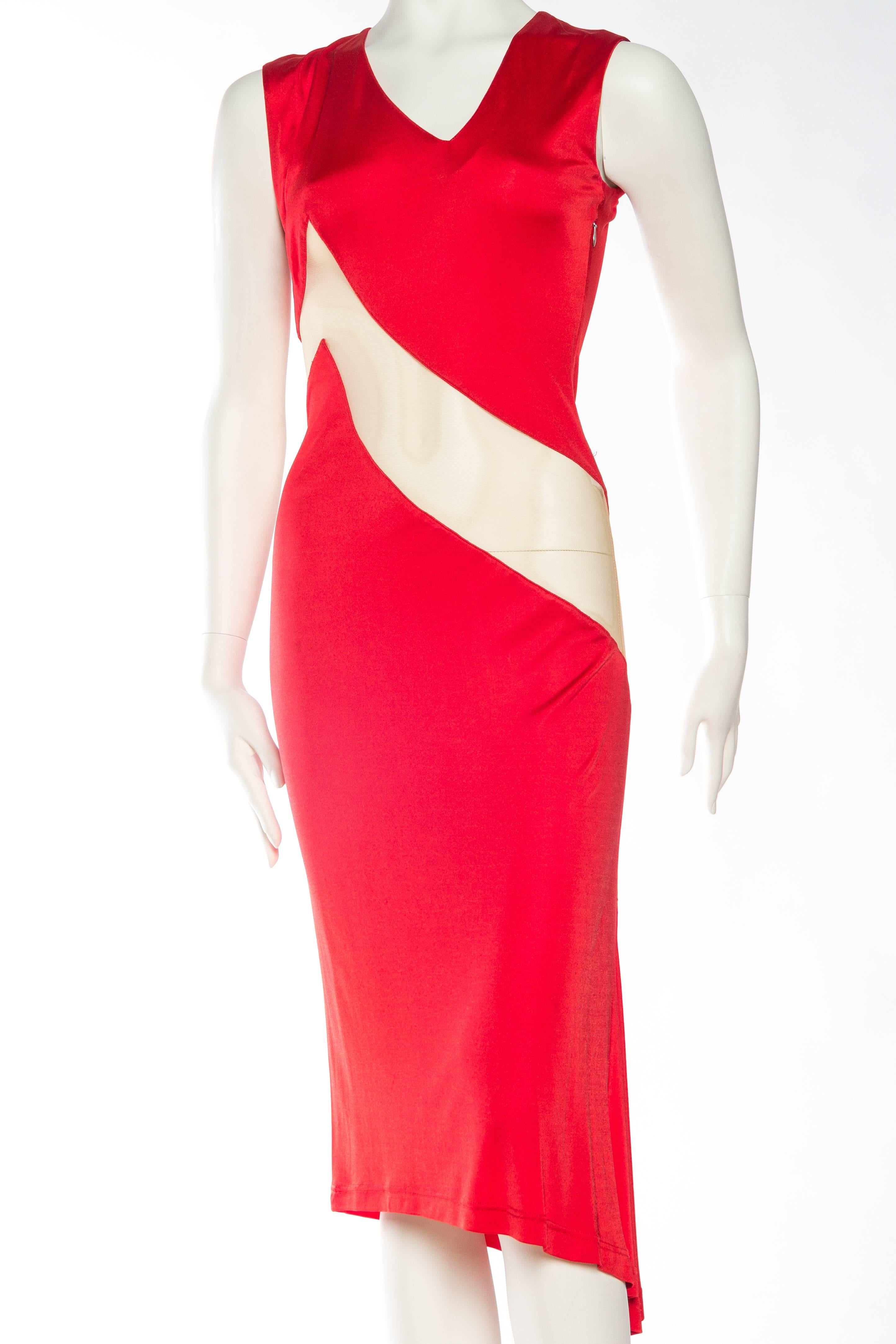 1990er Jahre ALEXANDER MCQUEEN Blutrotes Acetat Jersey Nudefarbenes Illusion Paneled Kleid Fr (Rot) im Angebot