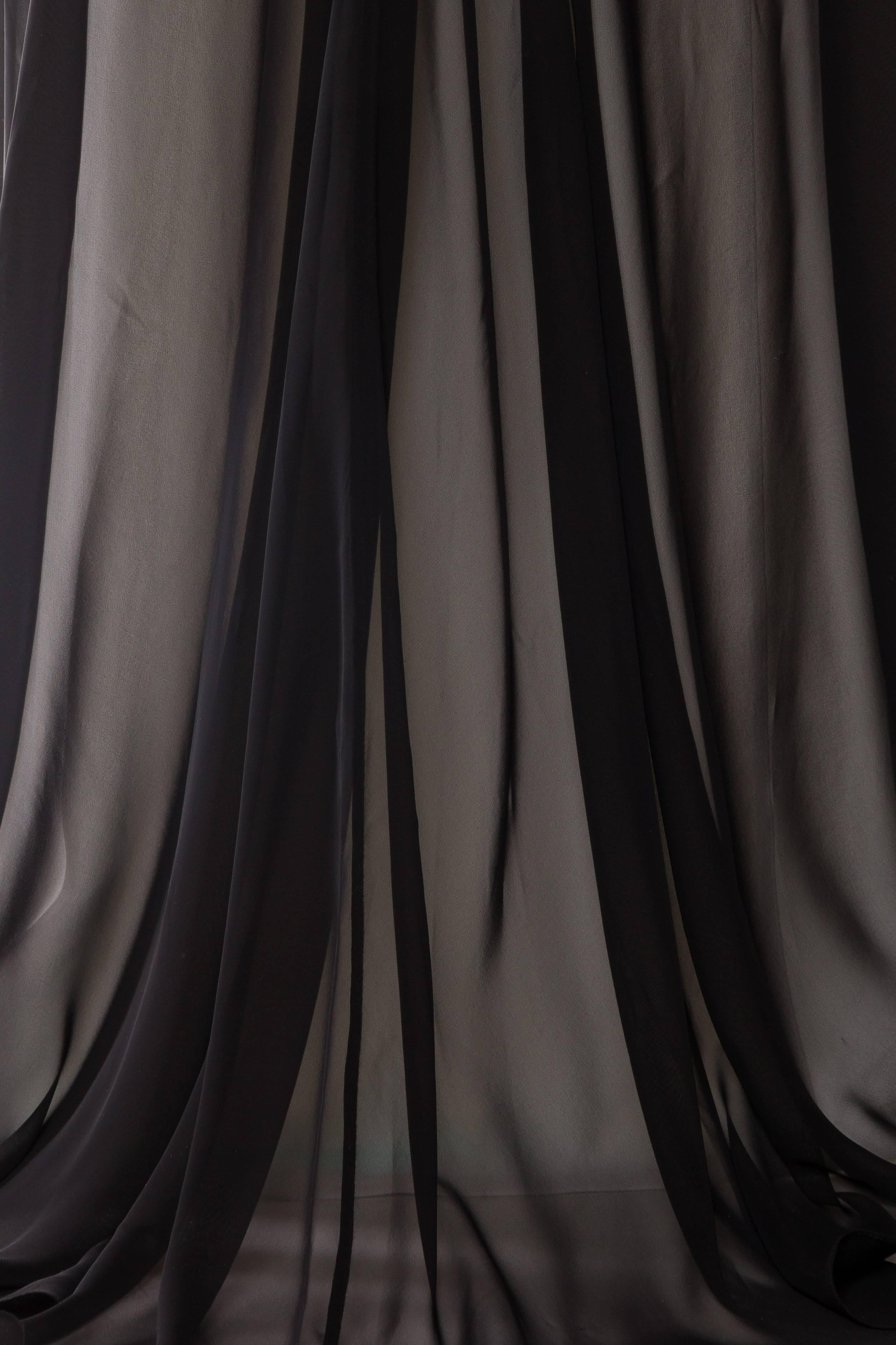 THIERRY MUGLER COUTURE Robe dos nu en crêpe de soie mélangée blanche avec ceinture noire, années 1980 4