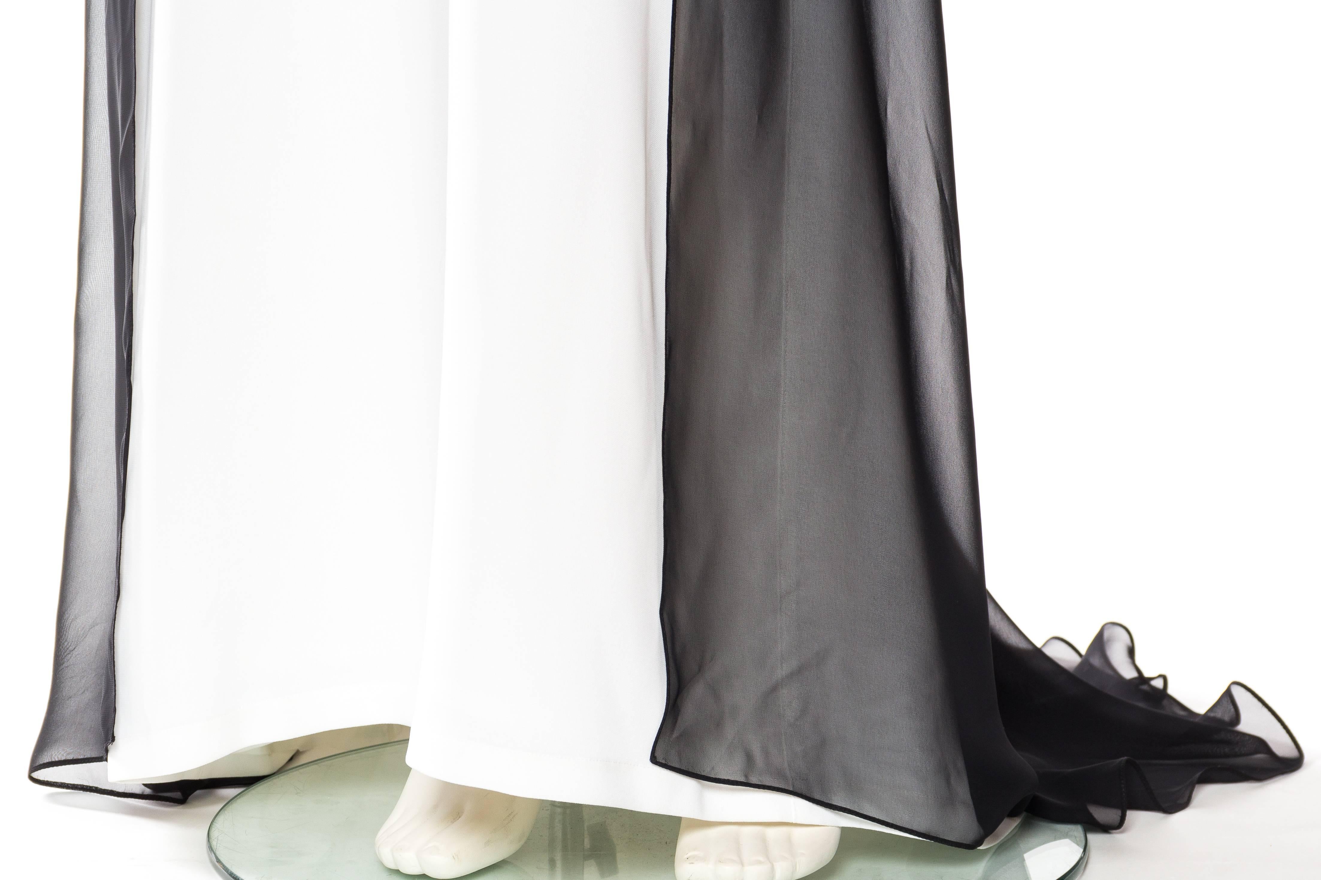 THIERRY MUGLER COUTURE Robe dos nu en crêpe de soie mélangée blanche avec ceinture noire, années 1980 3