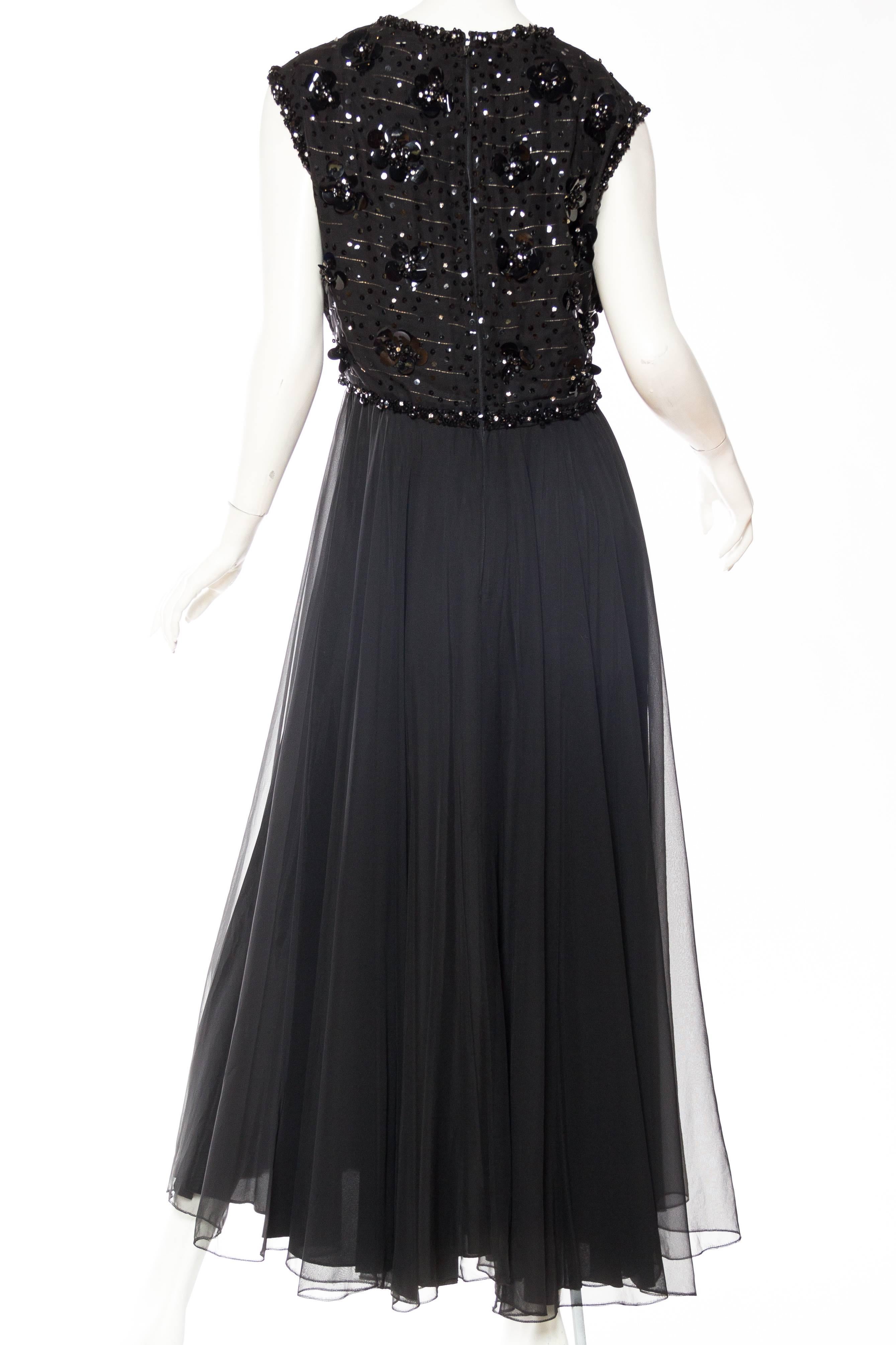 1960S RUTH MCCULLOCH Vestido negro de gasa de poliéster con cuentas de cristal en venta 1