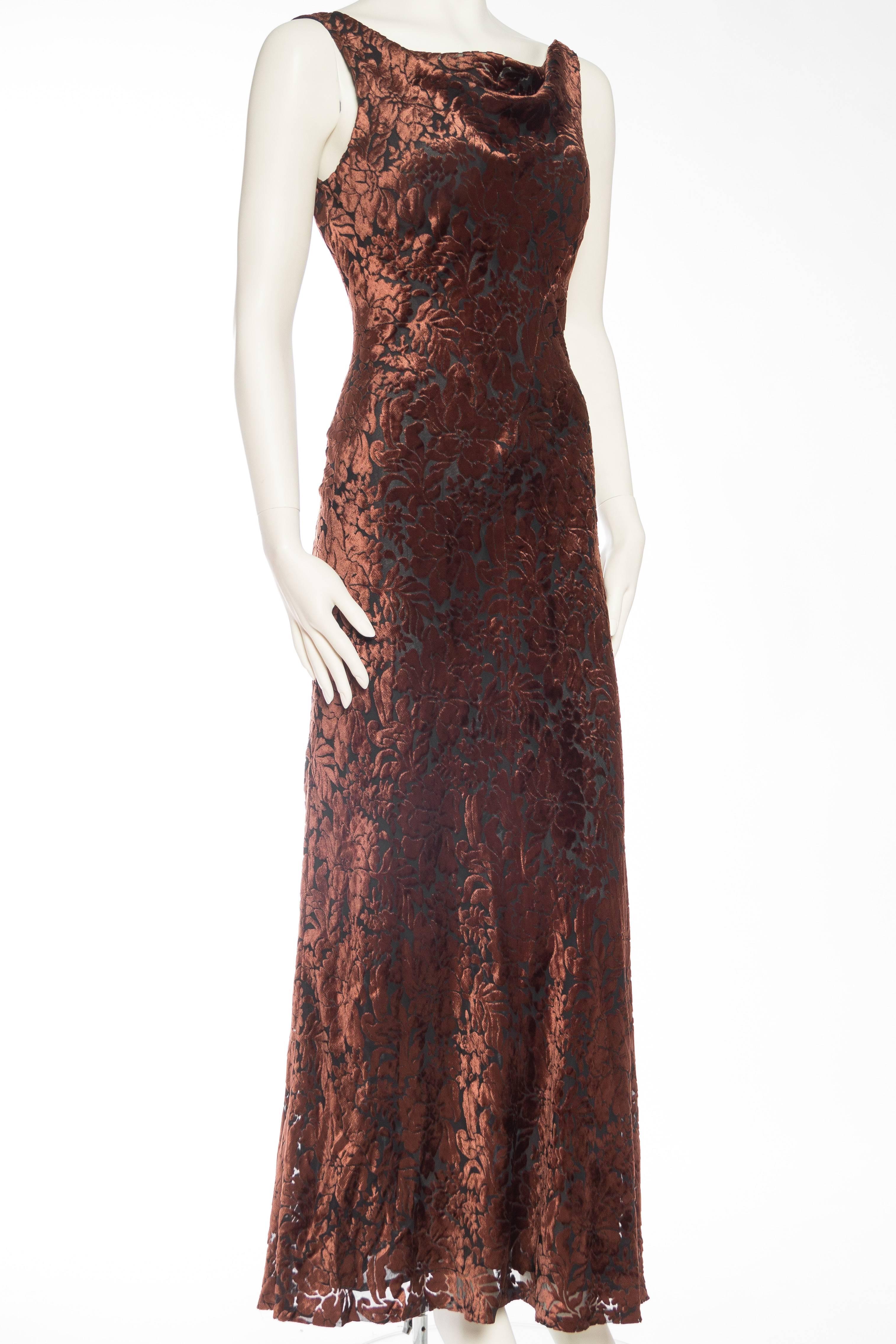 1990S CARMEN MARC VALVO Espalda de terciopelo quemado de seda de rayón marrón chocolate y negro en Bueno estado para la venta en New York, NY