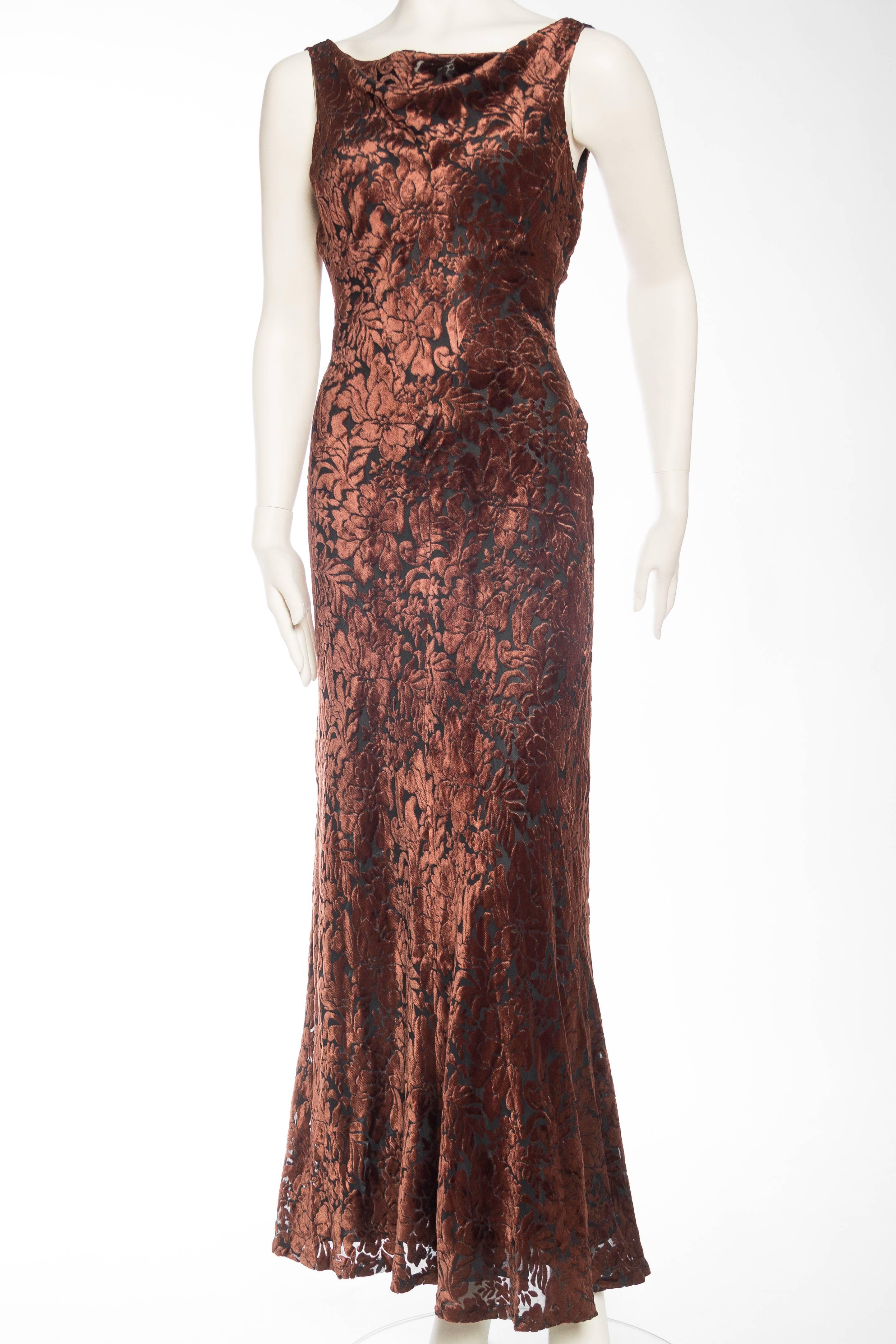 1990S CARMEN MARC VALVO Bata al bies sin espalda en seda de rayón marrón chocolate y negro quemada