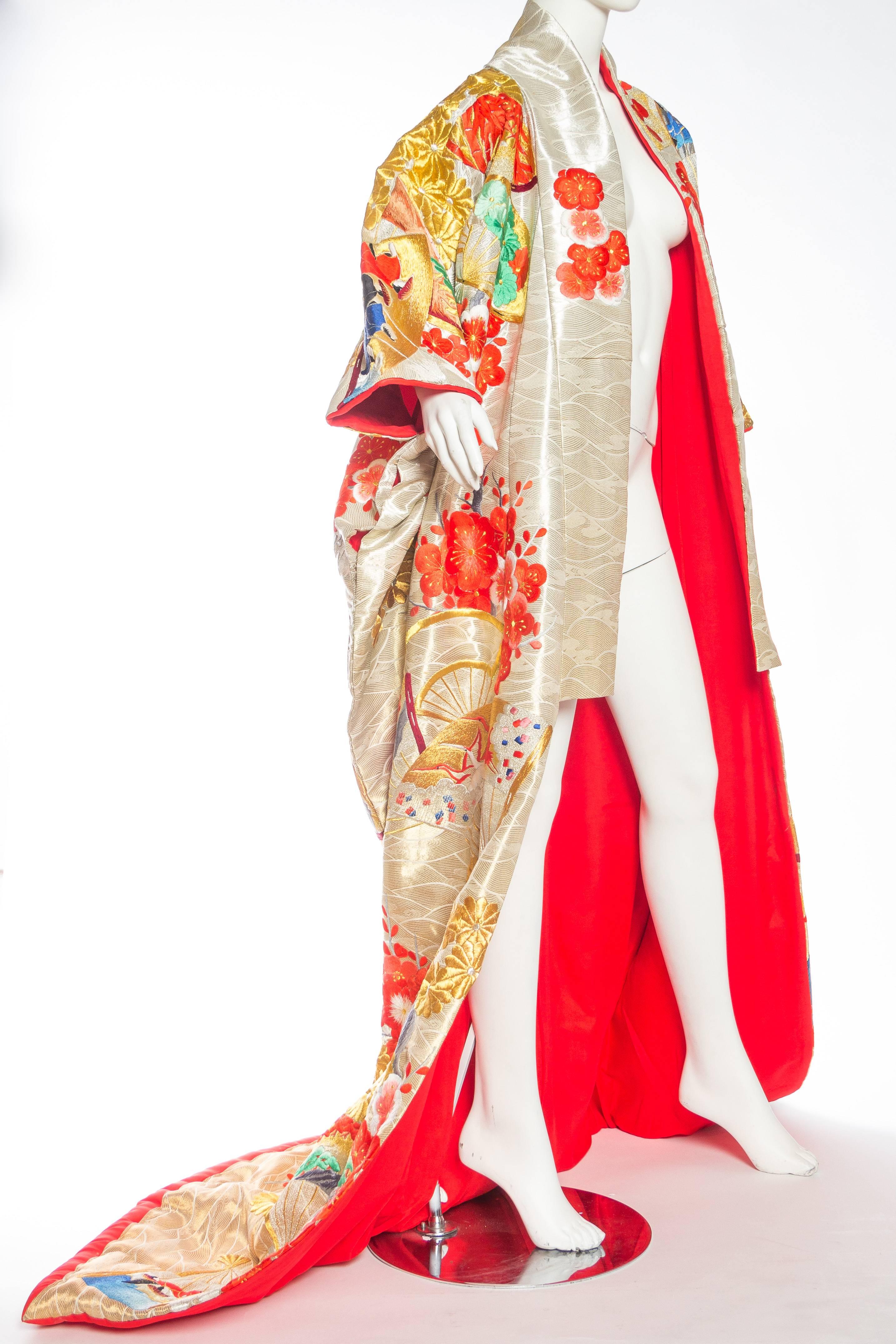 Japanese Kimono Embroidered with Dancing Figures and Fans In Excellent Condition In New York, NY