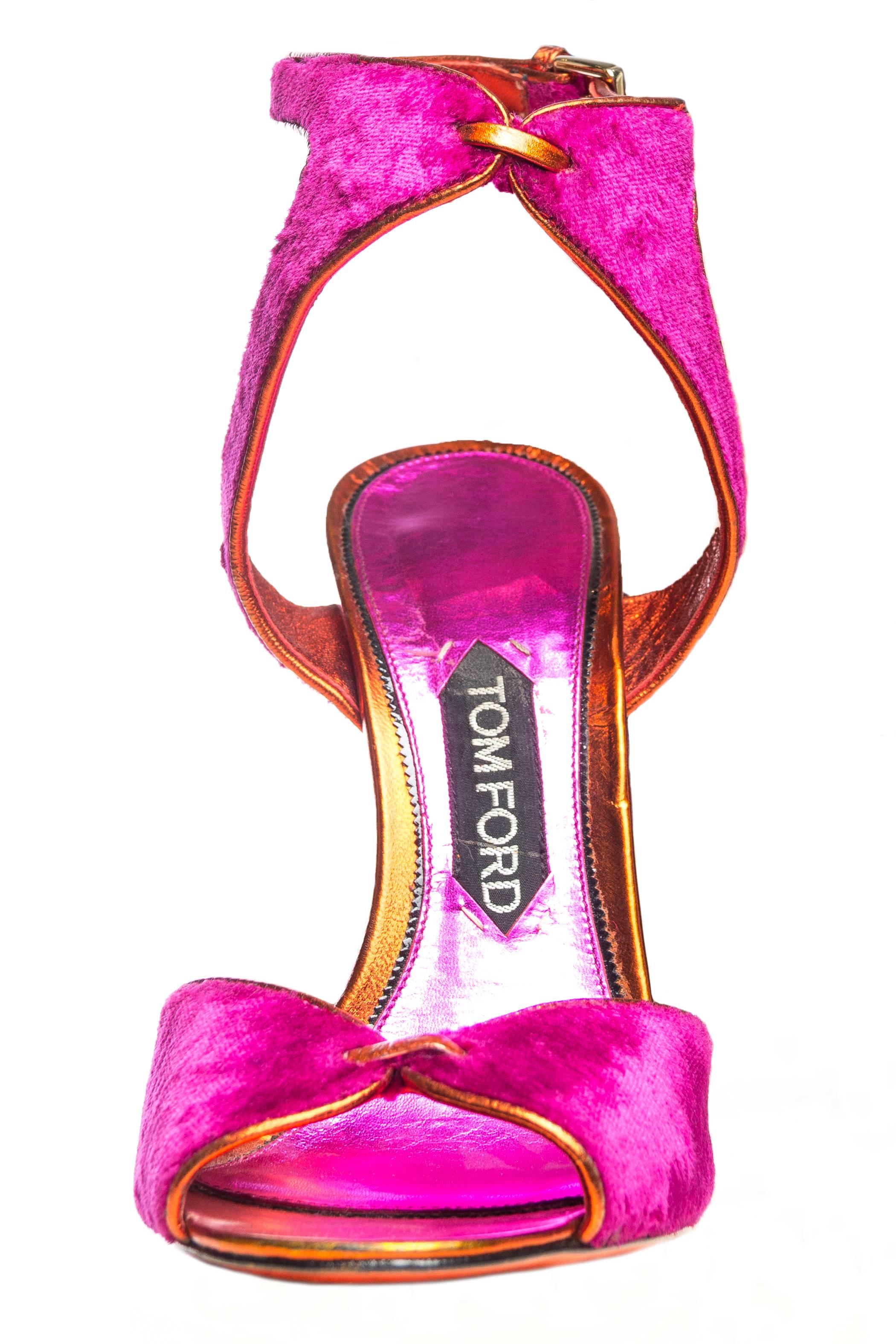 Les Halston Liza disco super sexy sont dotées d'une semelle métallique et d'une tige en velours luxuriant.