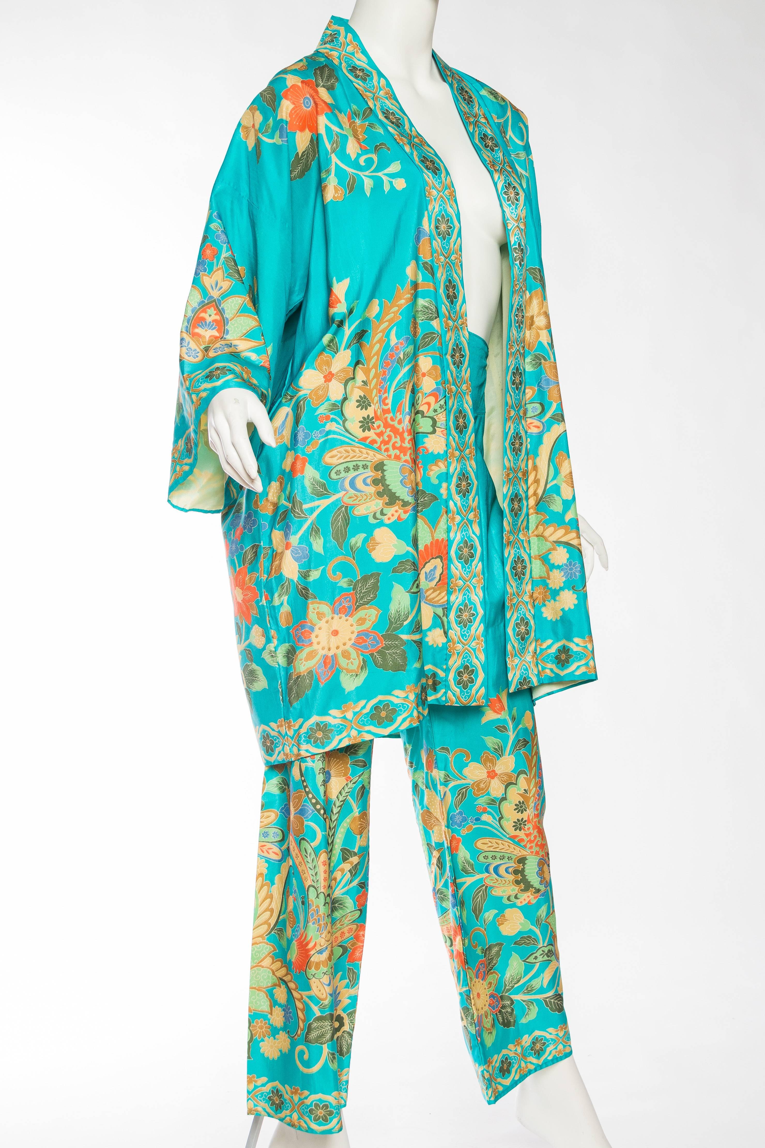 Beautiful 1960s Chinese Silk Pjamas and Kimono In Excellent Condition In New York, NY