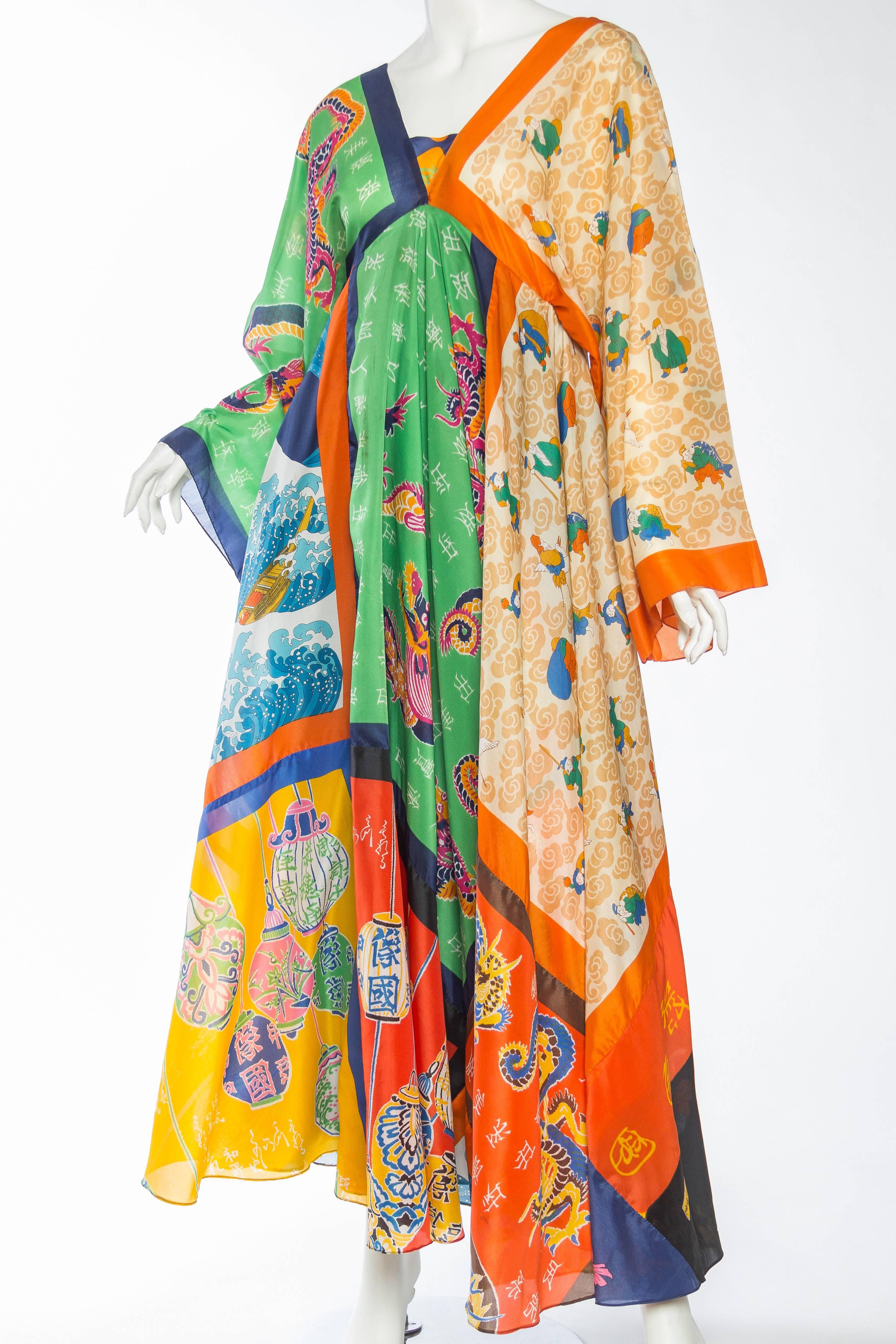 1970S LA VETTA Polyester Asian Dragon Patchwork Scarf Maxi Dress In Excellent Condition For Sale In New York, NY