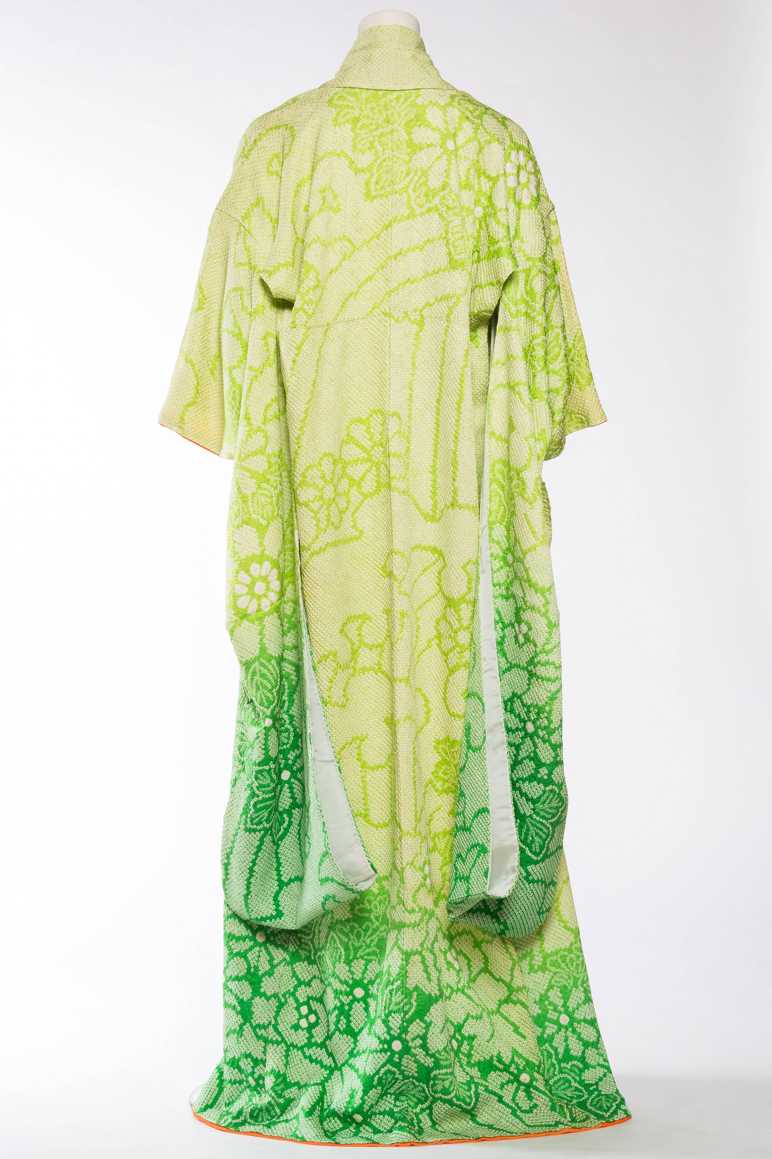 1960S Lime Green Japanese Shibori Silk  Dyed With Ombre Kimono In Excellent Condition For Sale In New York, NY