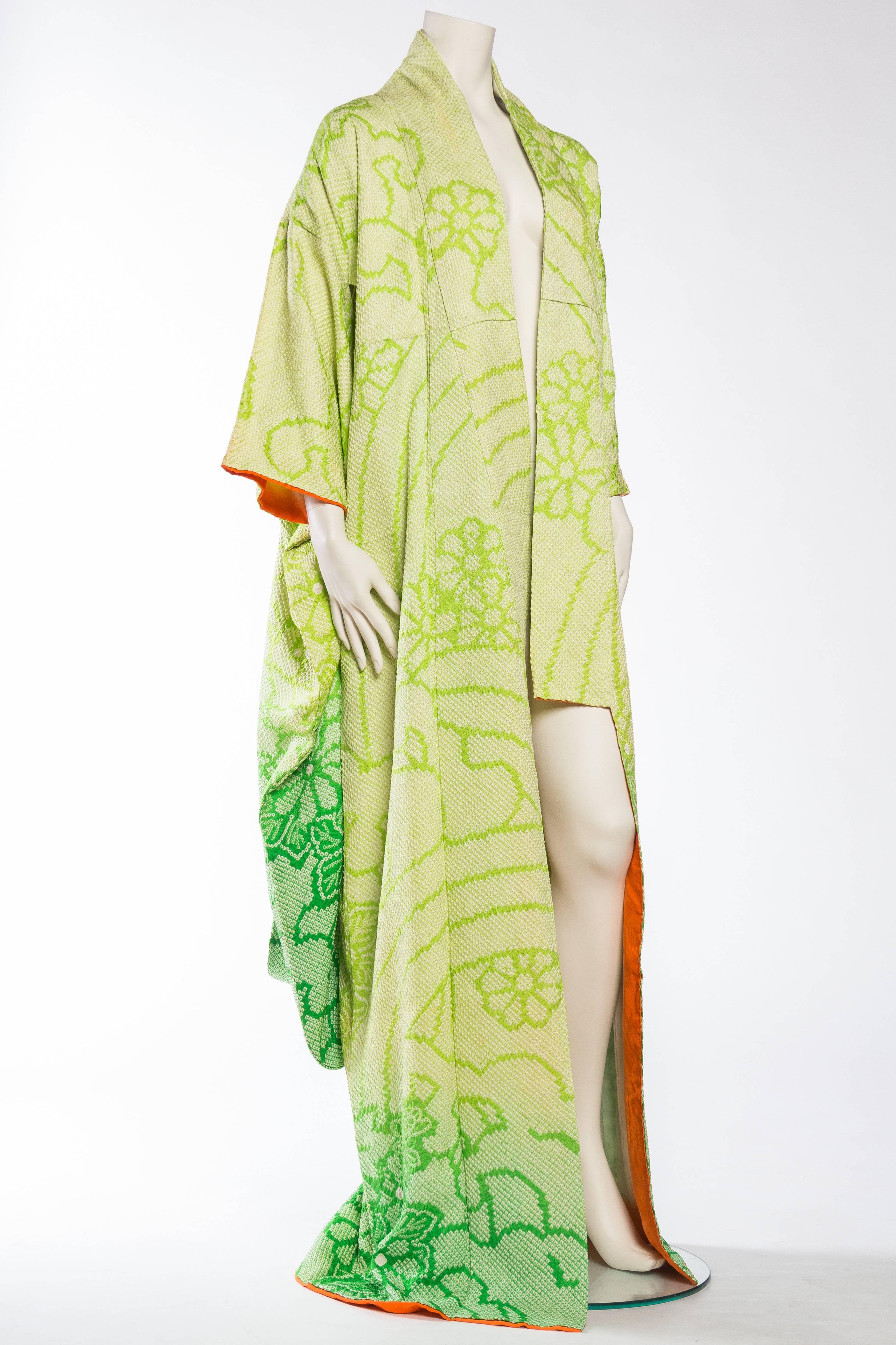Limettengrüne japanische Shibori-Seide aus den 1960er Jahren  Gefärbter Kimono mit Ombre (Grün) im Angebot