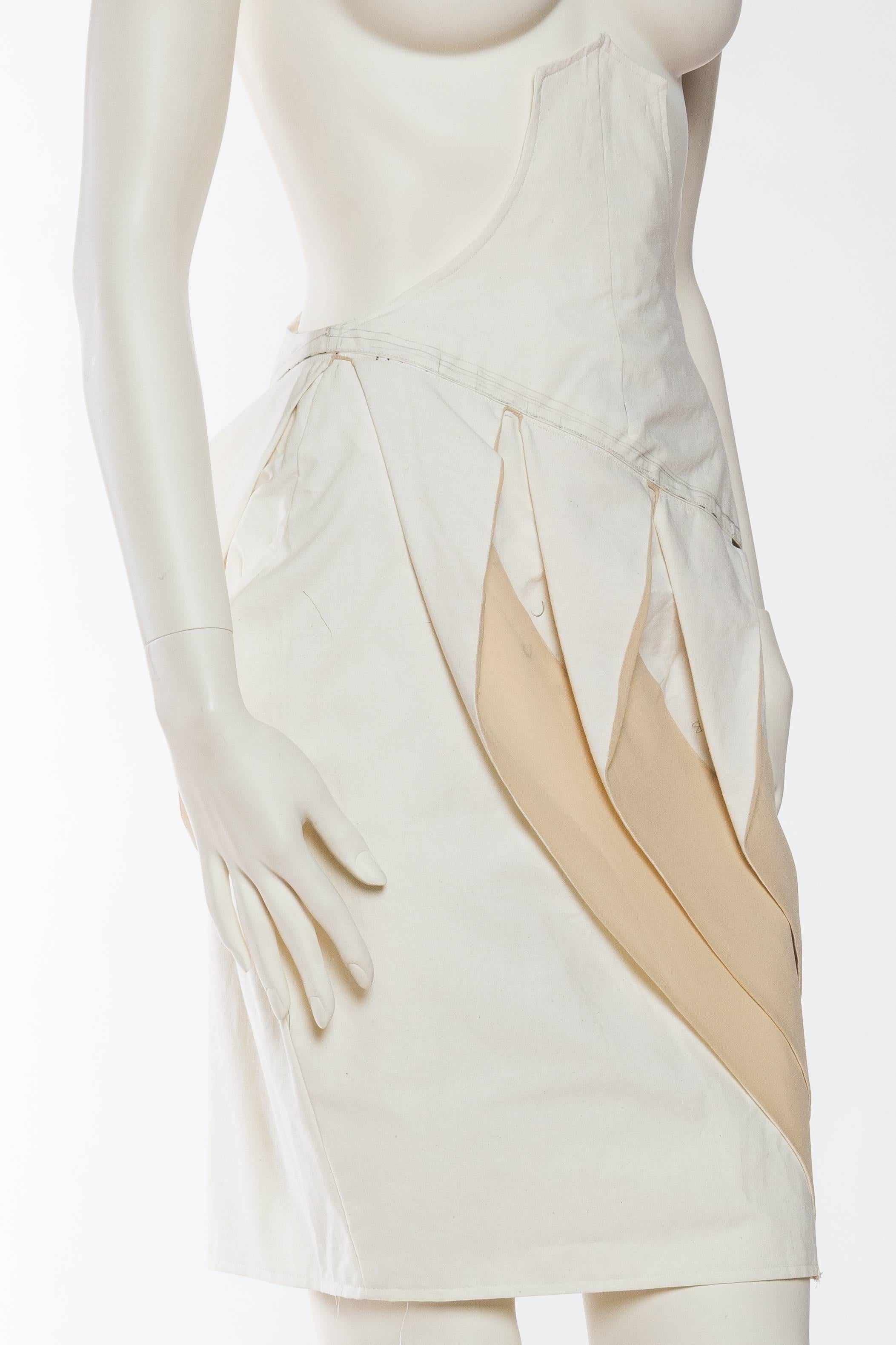 2000S JOHN GALLIANO Échantillon de jupe en mousseline de travail provenant des archives de Galliano Pour femmes en vente