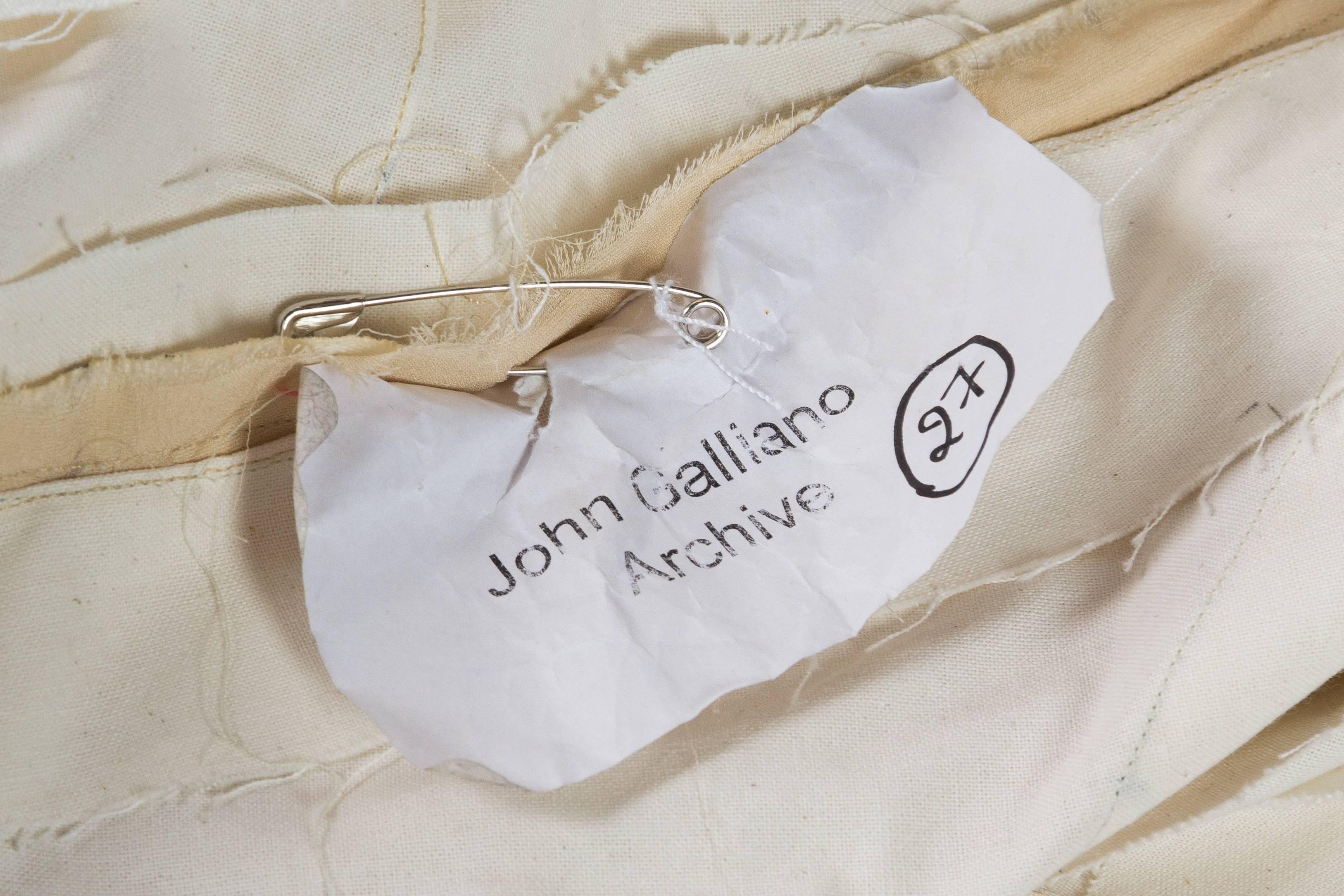2000S JOHN GALLIANO Échantillon de jupe en mousseline de travail provenant des archives de Galliano en vente 6