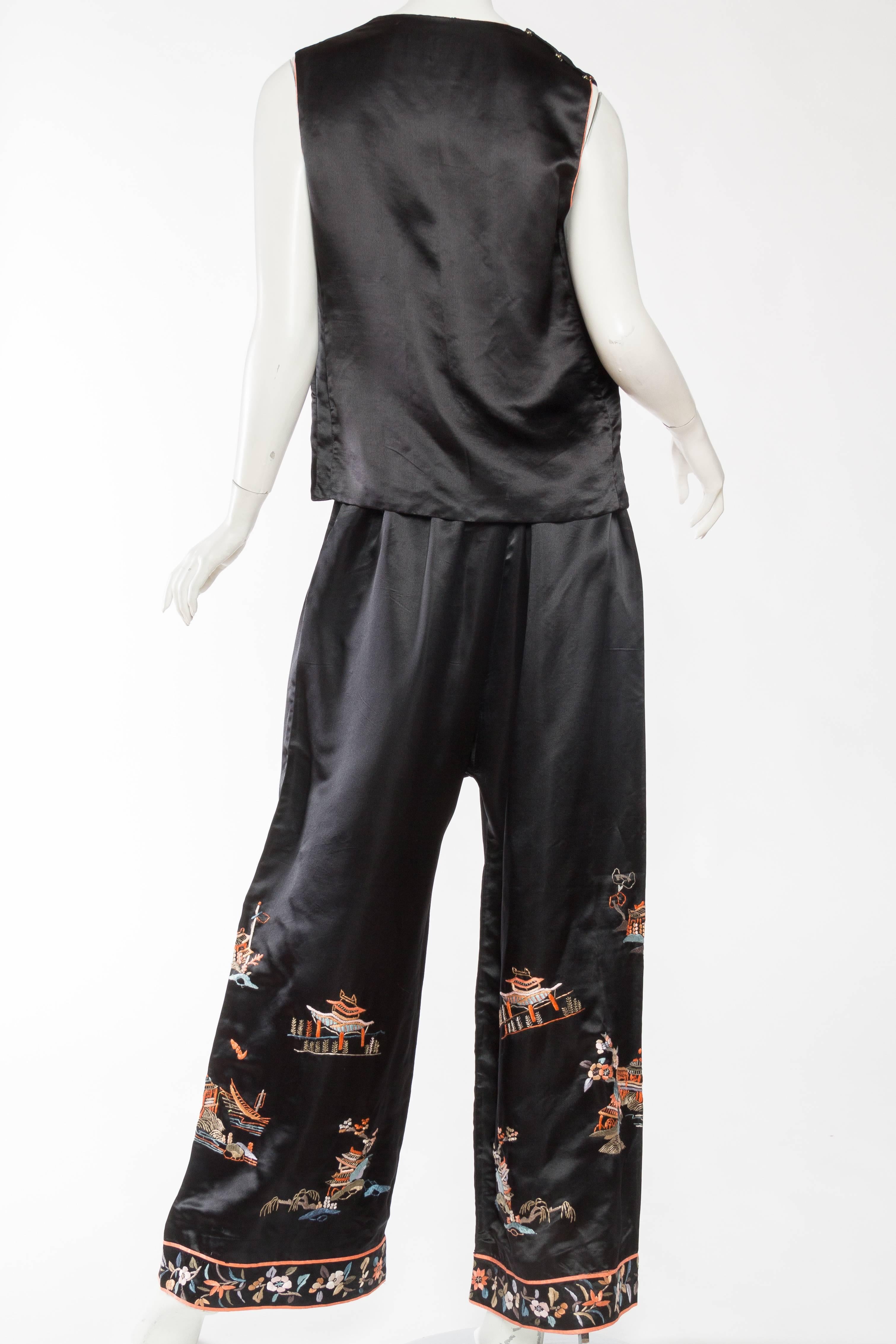 1920S Black Silk Satin Chinese Embroidered Pajamas Set In Excellent Condition In New York, NY