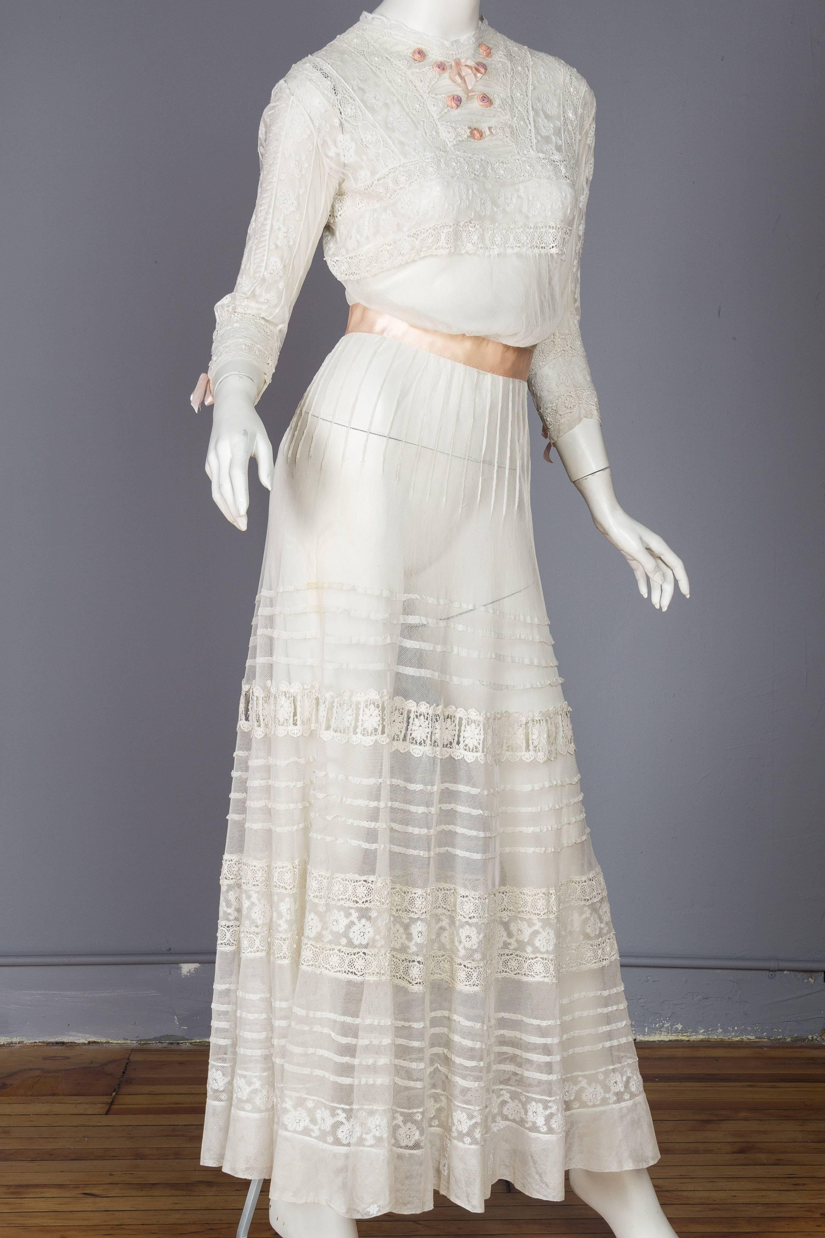 1900S Ivory Cotton Tulle & Lace Antique Tea Dress With Exceptional Detailing In Excellent Condition For Sale In New York, NY
