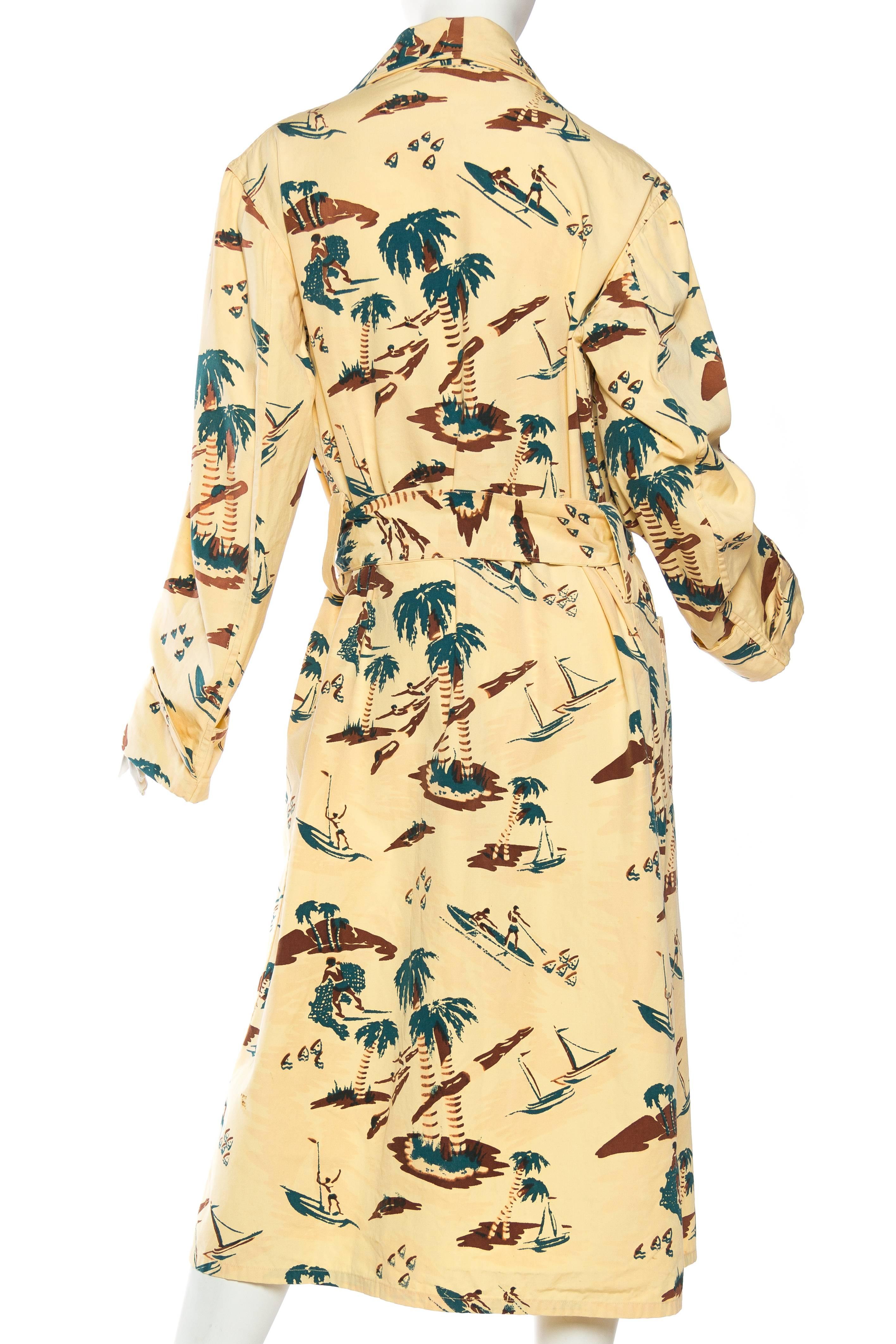 1940S Pale Yellow Cotton Rare Hawaiian Tropical Print Surfer Robe In Excellent Condition In New York, NY