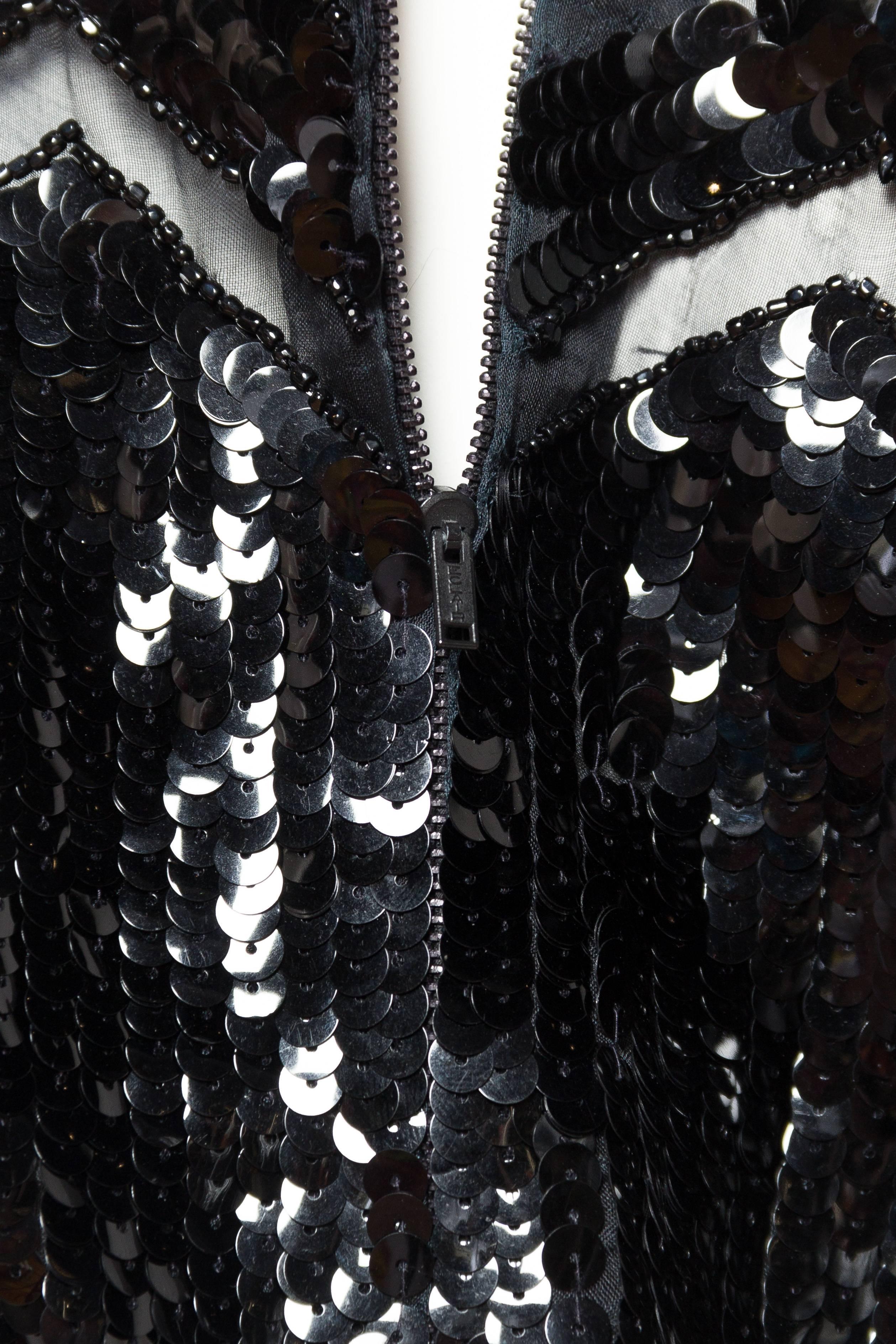 In den 1960er Jahren  JACQUES RÉVAL Schwarzer Seidenkrepp-Cocktailkleid mit kalten Schultern und Perlen aus Organza im Angebot 5