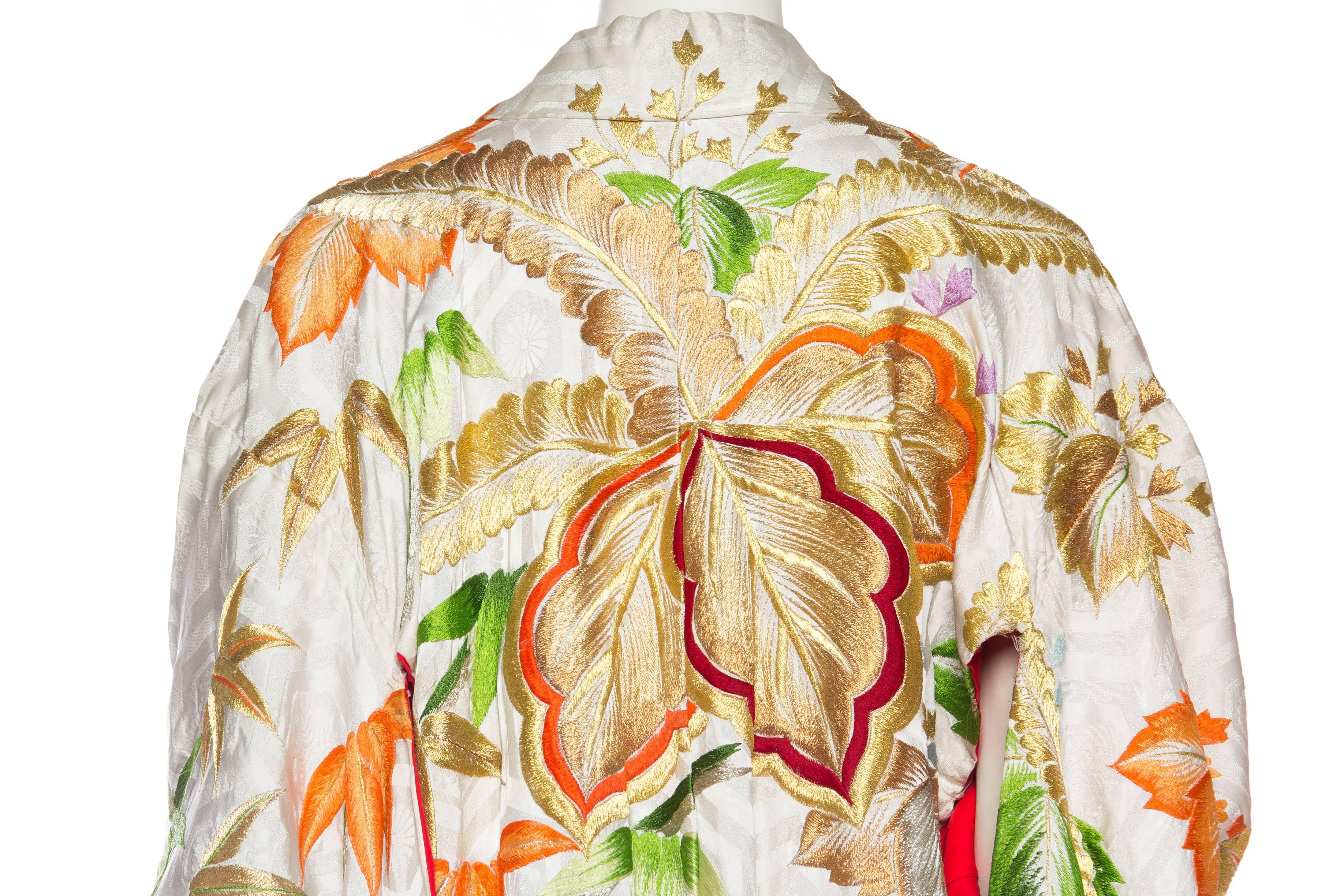 1940S Japanese Silk Entirely Embroidered In Metallic Gold Kimono For Sale 4