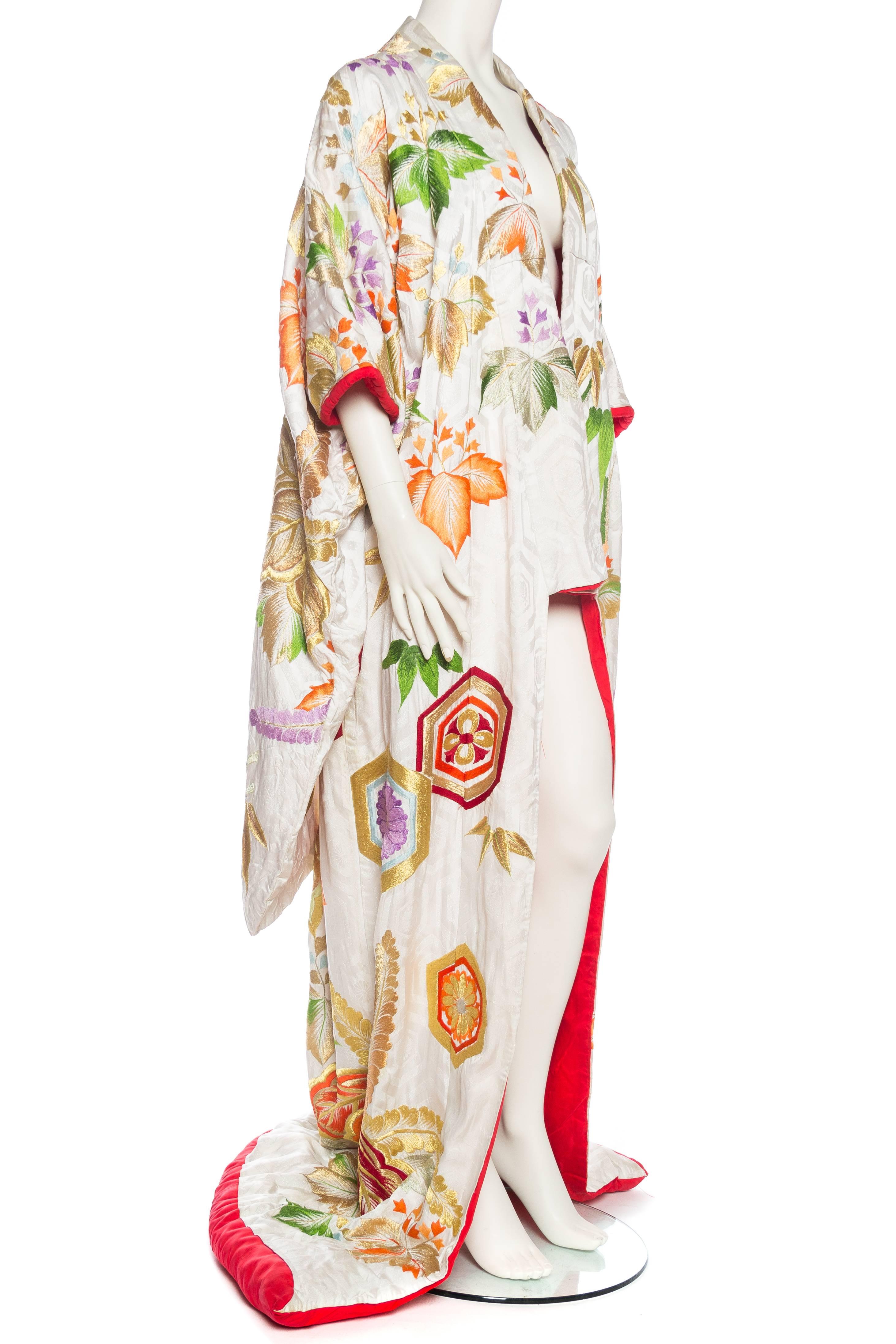 1940er Japanischer Kimono aus Seide, vollständig mit Metallic-Gold bestickt im Zustand „Hervorragend“ im Angebot in New York, NY