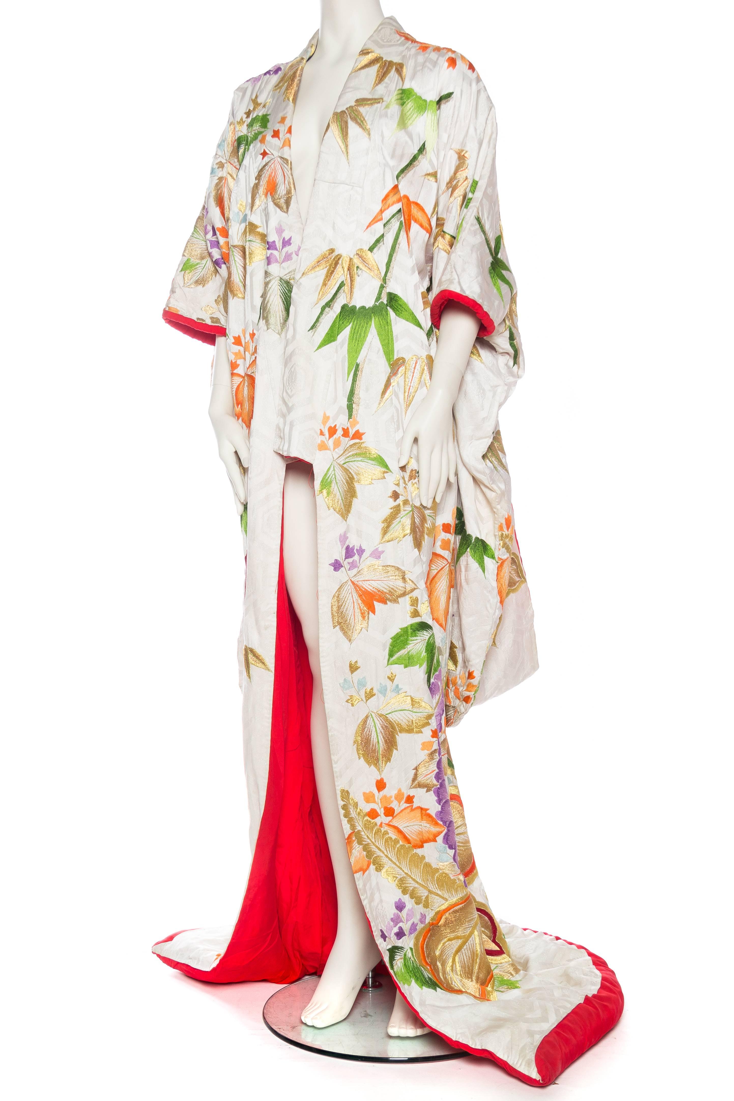 1940er Japanischer Kimono aus Seide, vollständig mit Metallic-Gold bestickt Damen im Angebot
