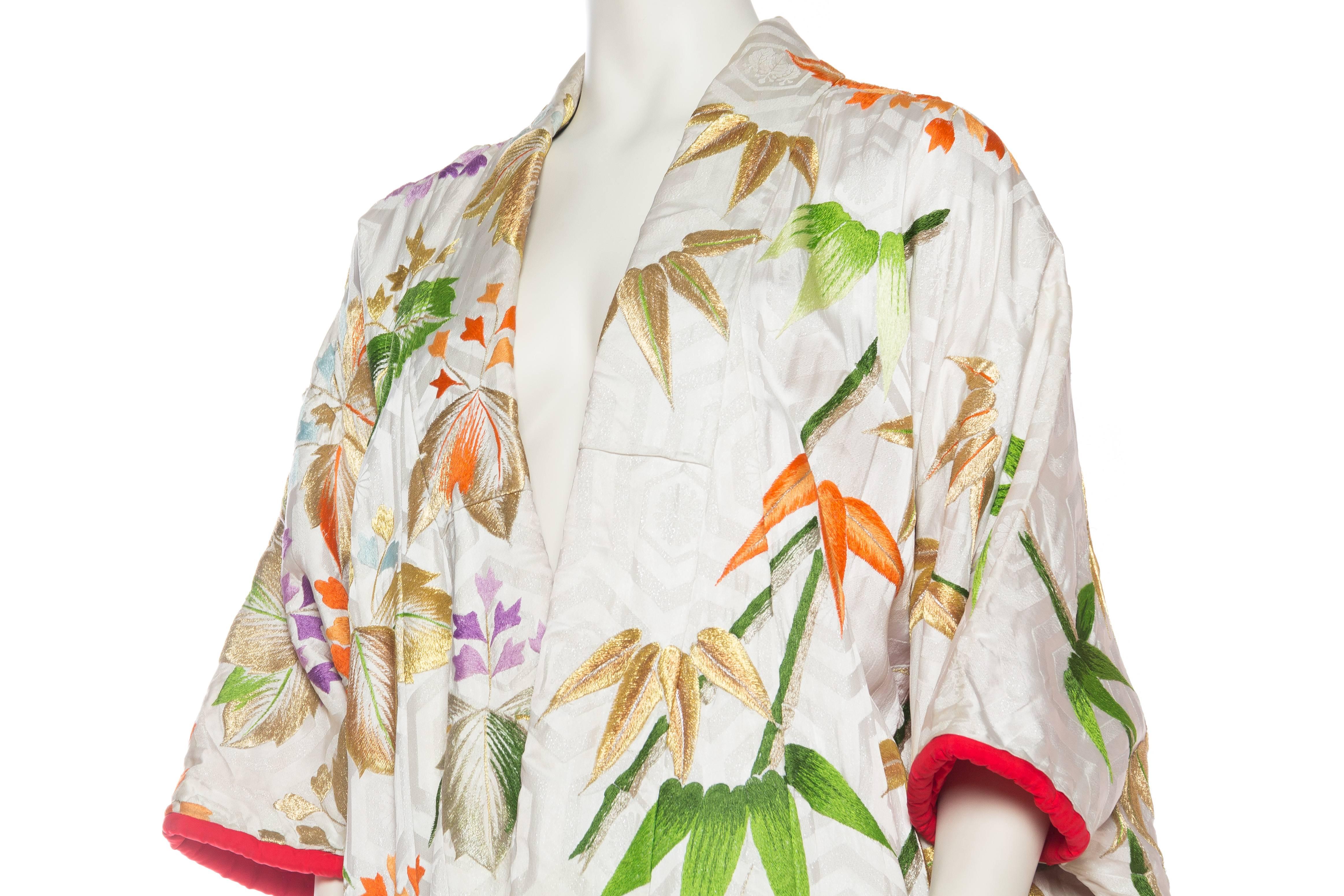 1940S Japanese Silk Entirely Embroidered In Metallic Gold Kimono For Sale 3