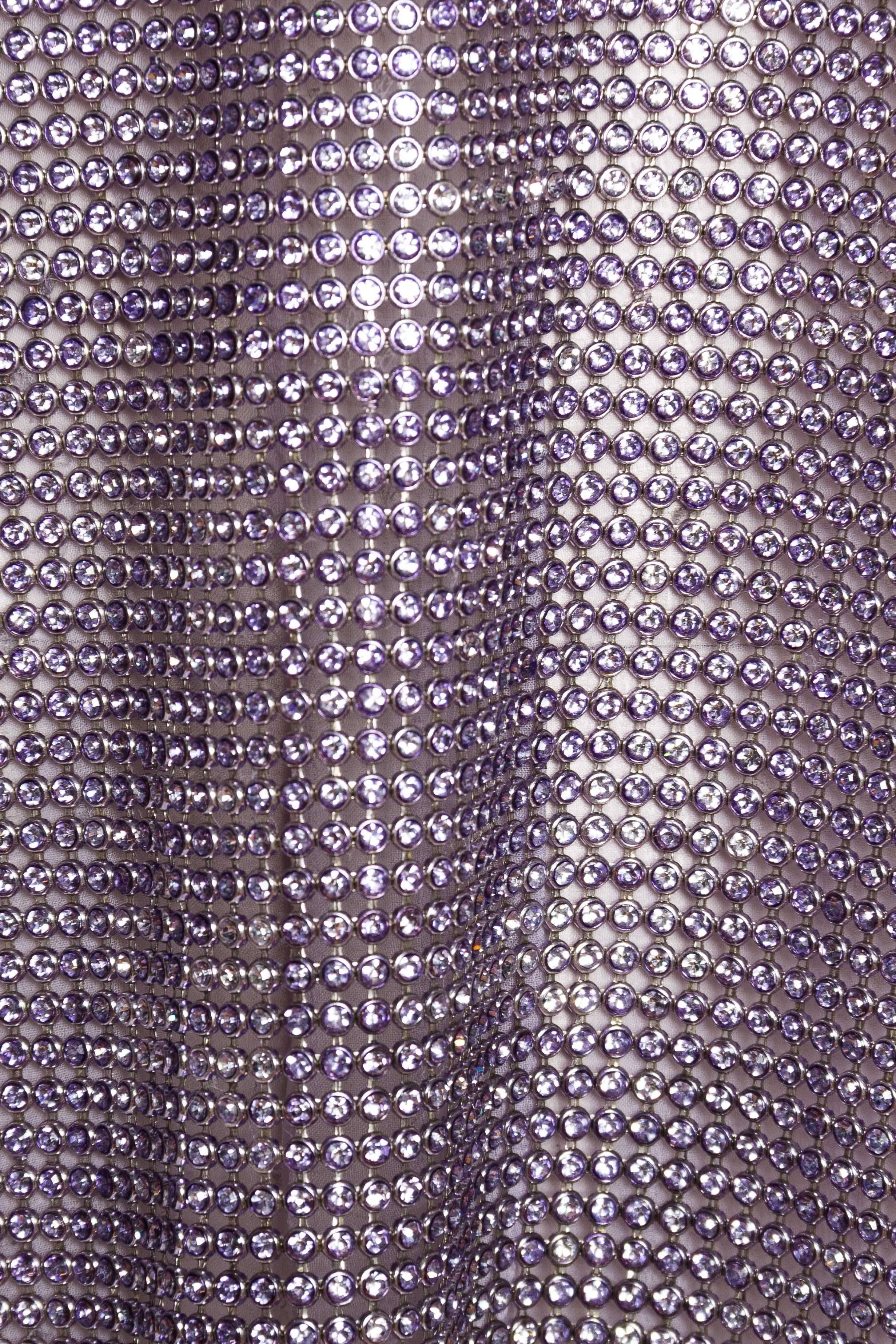 Robe de cocktail Gianni Versace en mousseline de soie lilas et maille métallique en cristal (années 1990) en vente 3