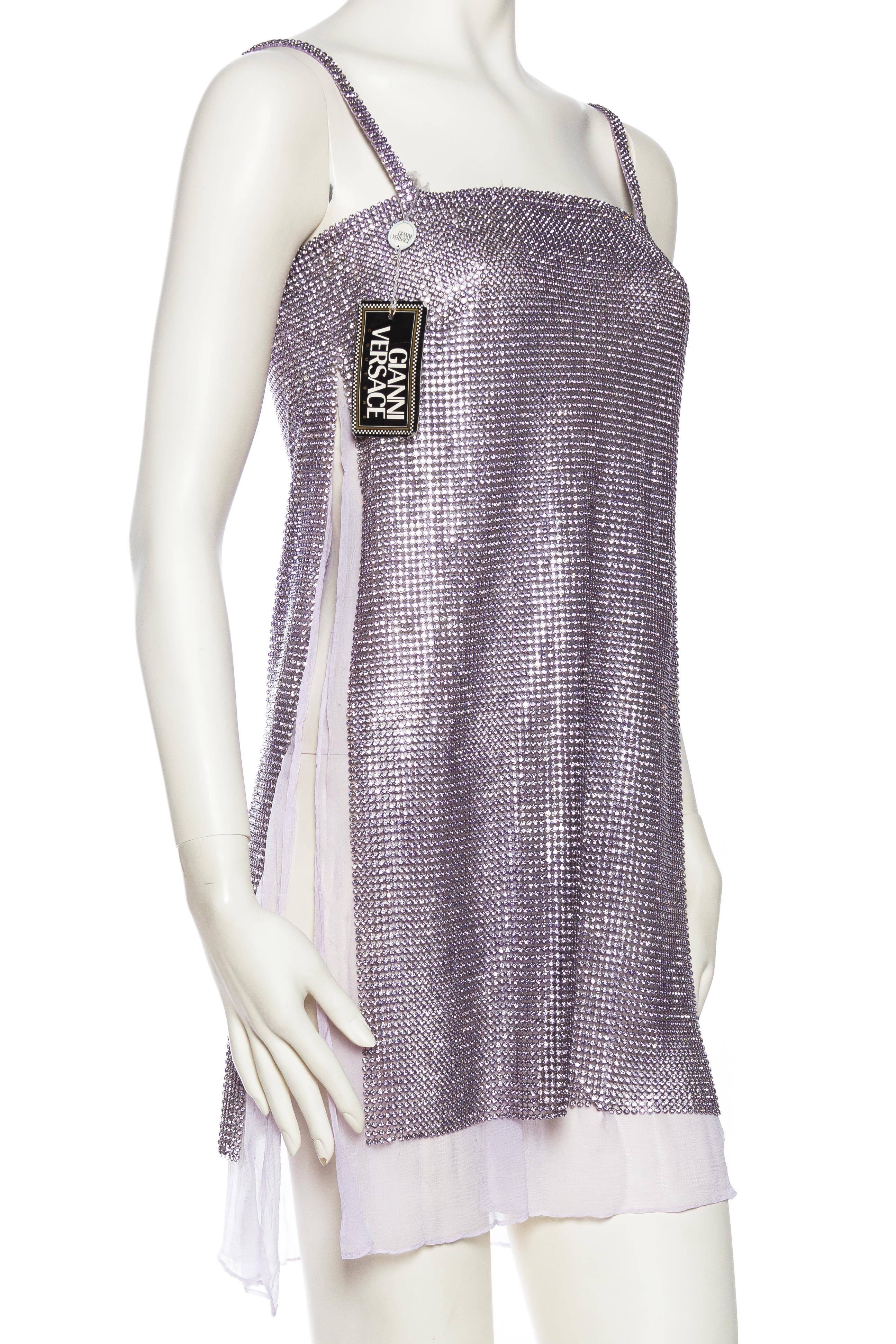 Gris Robe de cocktail Gianni Versace en mousseline de soie lilas et maille métallique en cristal (années 1990) en vente