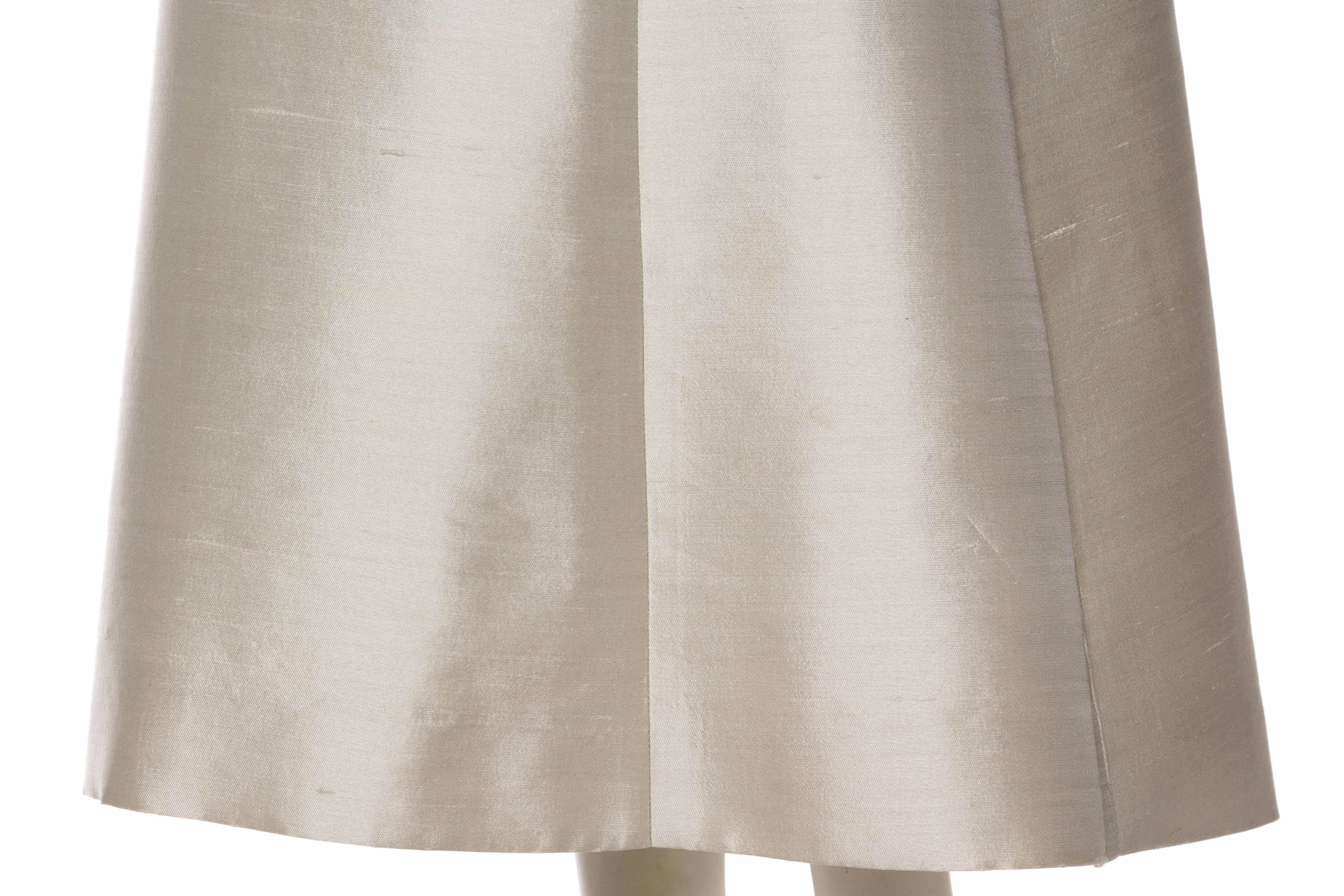 GIBSON BAYH COUTURE Austerngraues Radzimir-Seidenkleid mit halber Empire-Taille aus Silber, 1960er Jahre im Angebot 3