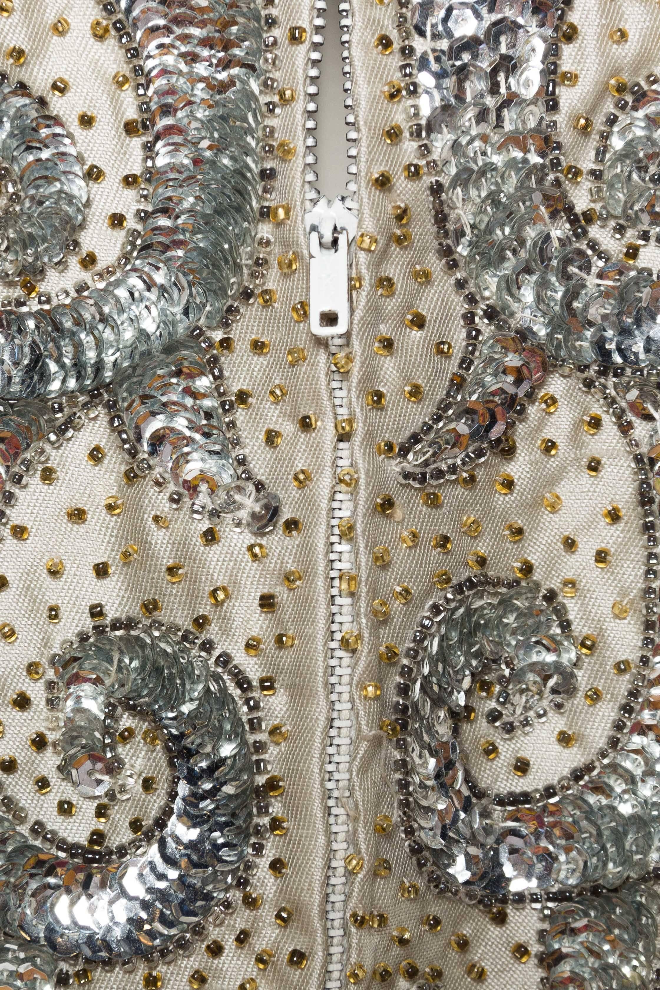 GIBSON BAYH COUTURE Austerngraues Radzimir-Seidenkleid mit halber Empire-Taille aus Silber, 1960er Jahre im Angebot 4