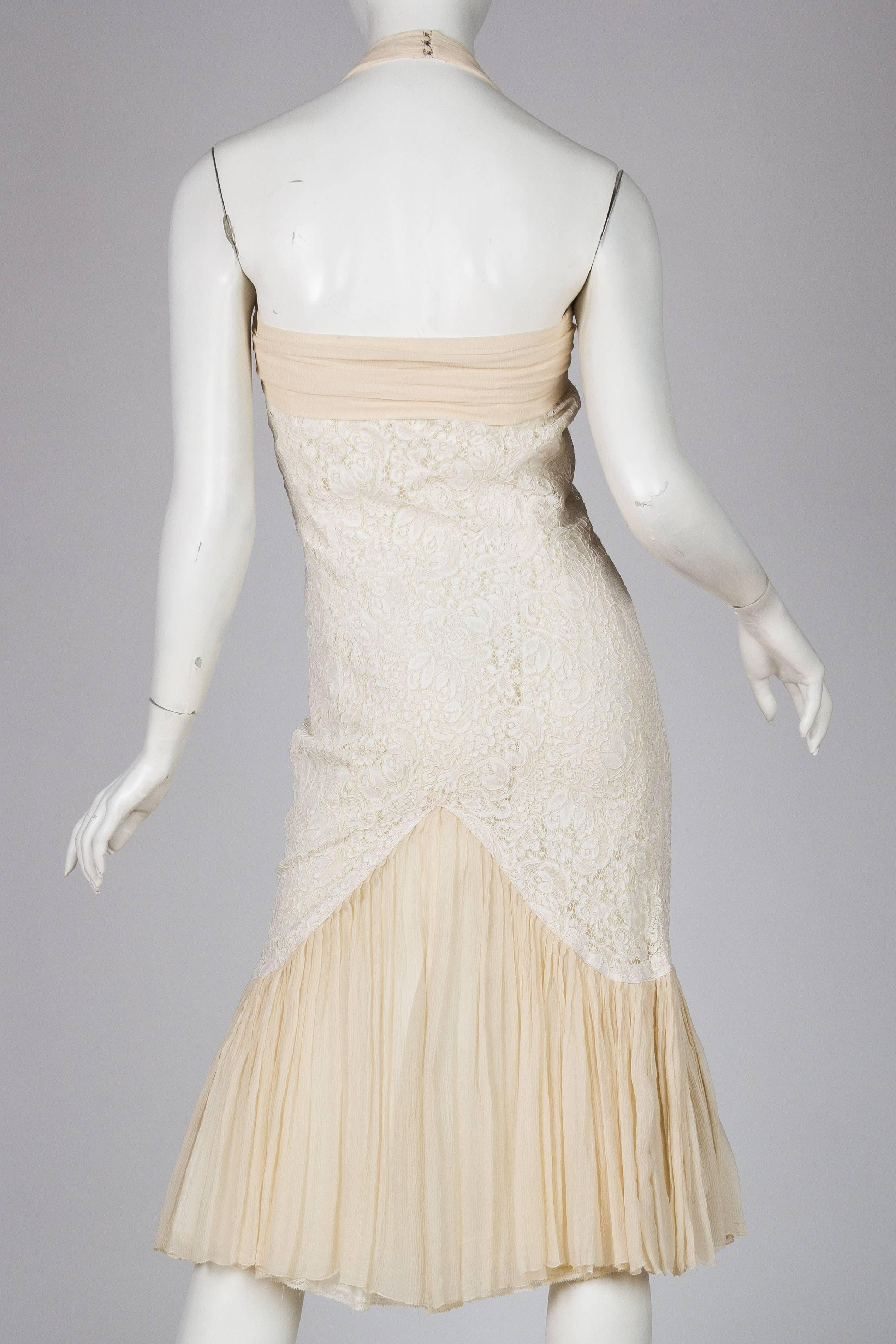 Petite robe de cocktail ajustée en mousseline de soie et rayonne de rayonne blanc cassé des années 1950 en vente 1
