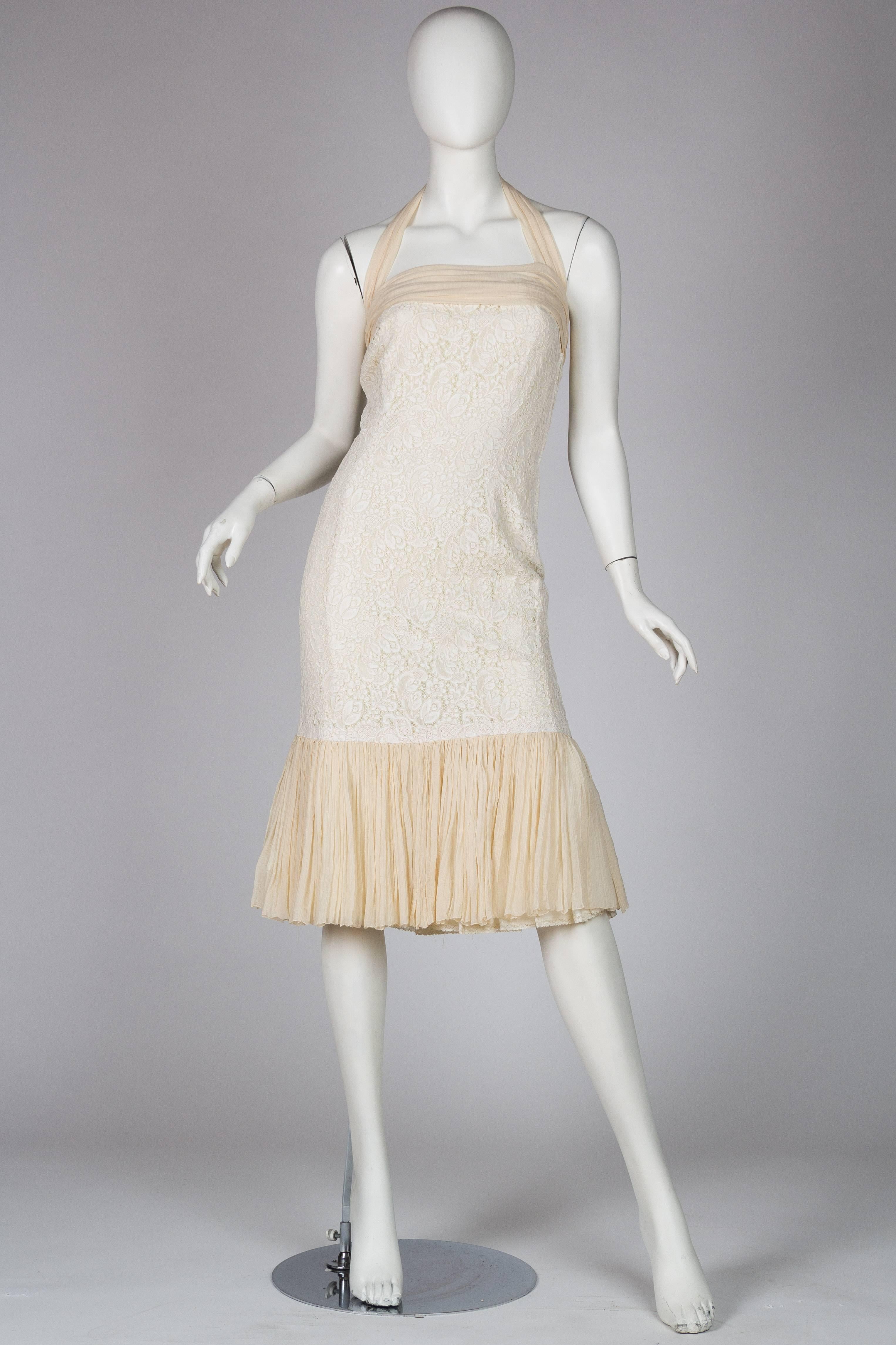 Beige Petite robe de cocktail ajustée en mousseline de soie et rayonne de rayonne blanc cassé des années 1950 en vente