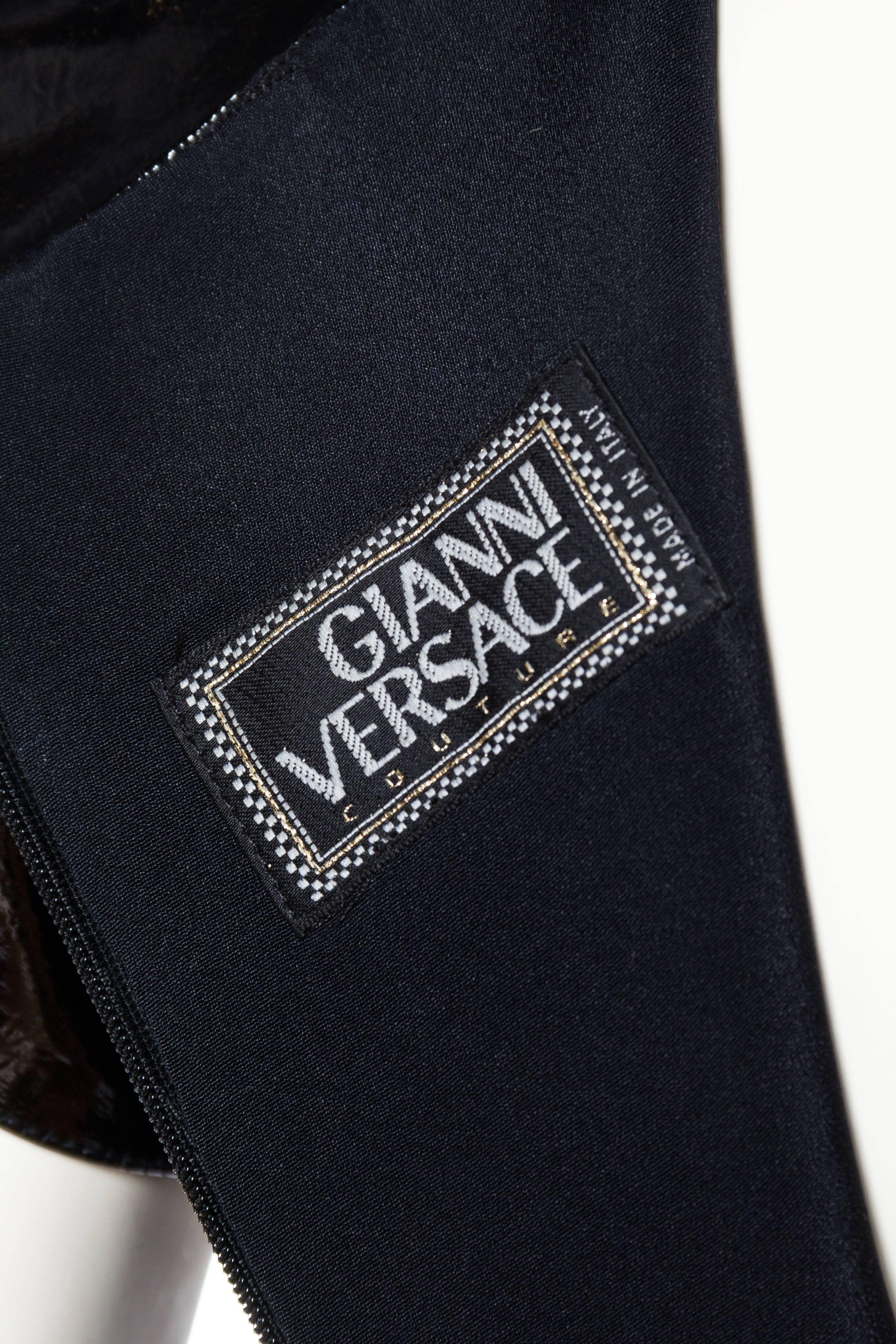 Gianni Versace - Robe noire en laine bouclée et cuir verni avec coupe en biais, 1992 en vente 4