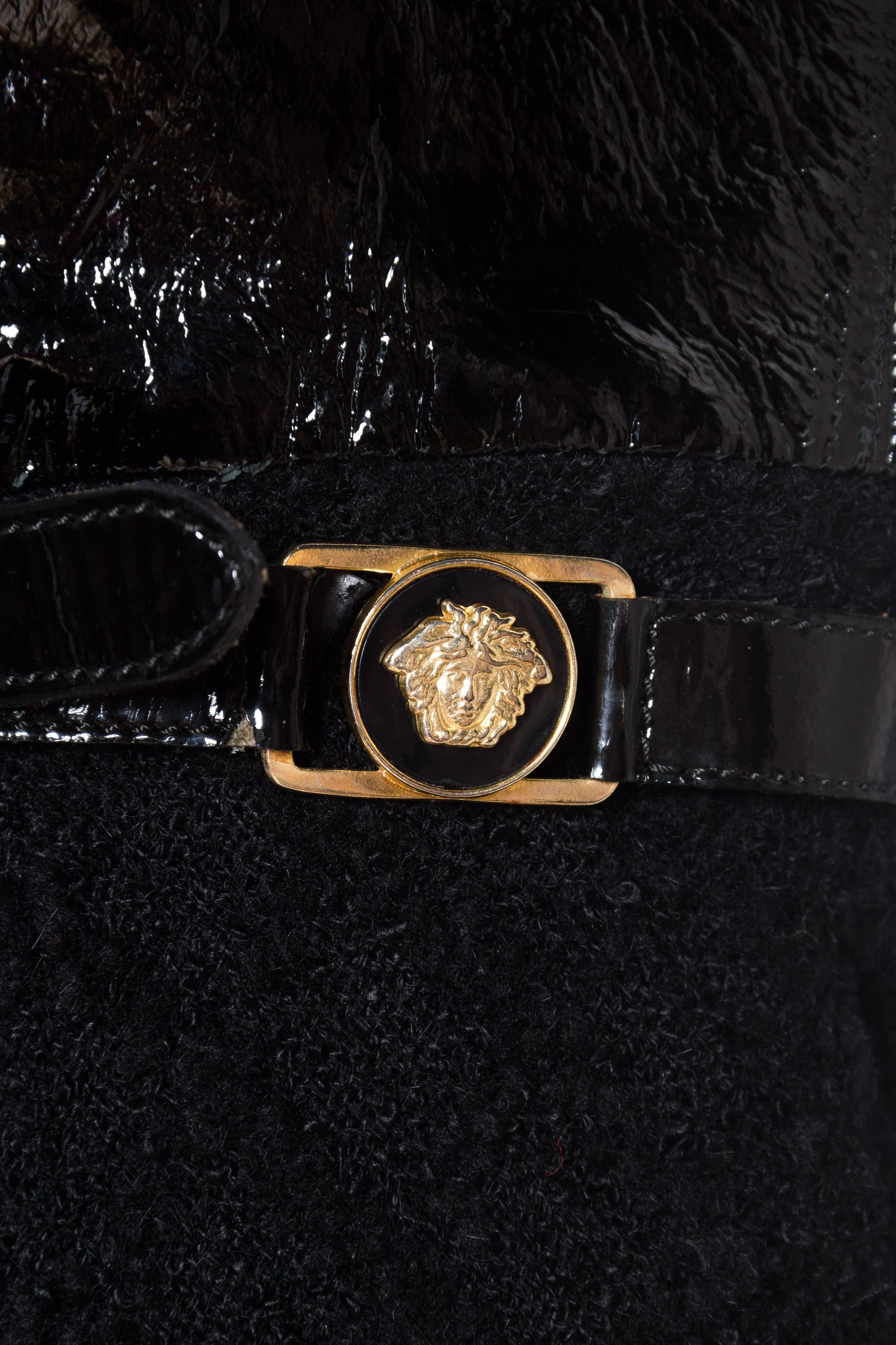 Gianni Versace - Robe noire en laine bouclée et cuir verni avec coupe en biais, 1992 en vente 2