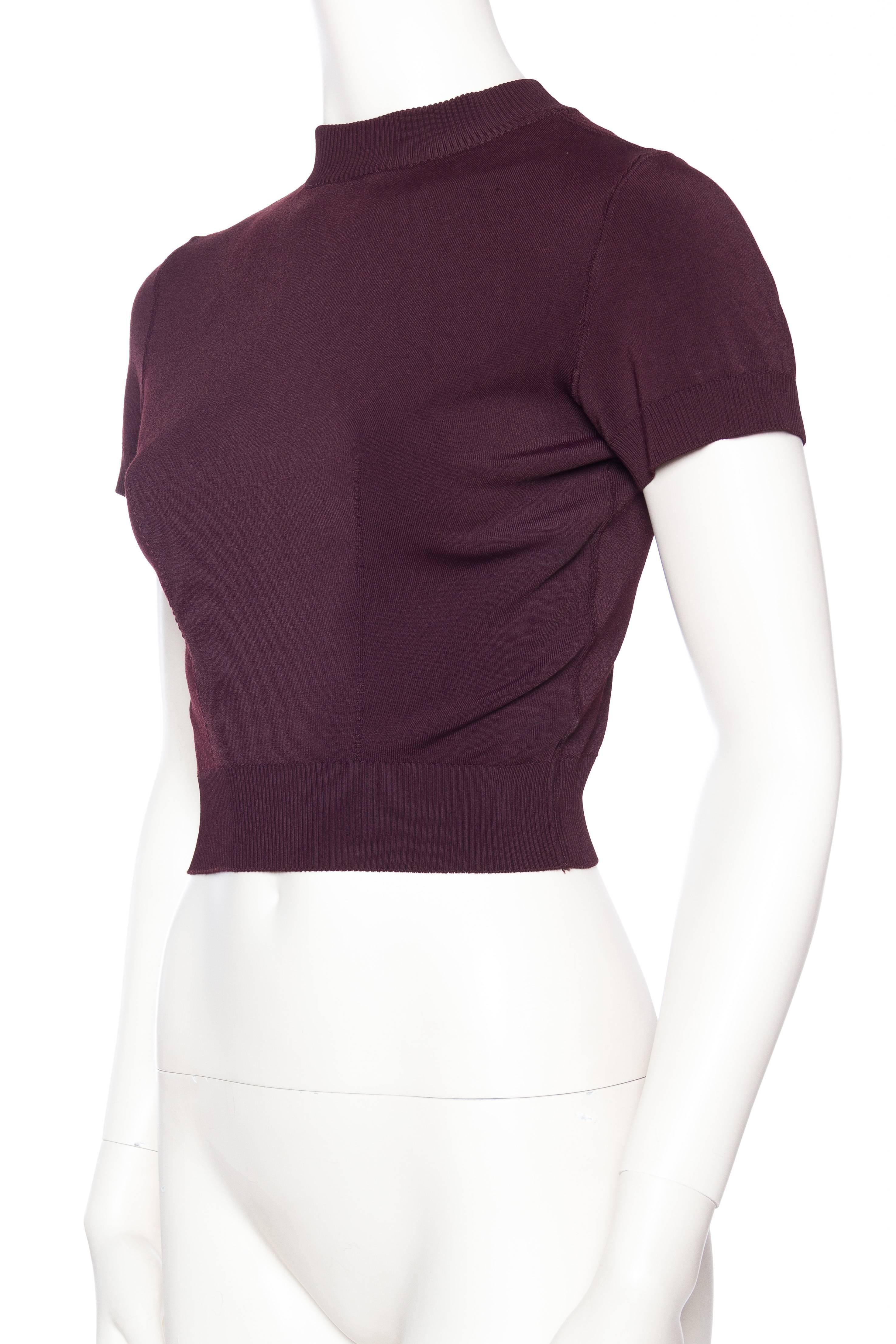 1990er ALAIA Stil Aubergine Viskosemischung stricken perfektes Cropped Top T-Shirt im Zustand „Hervorragend“ im Angebot in New York, NY