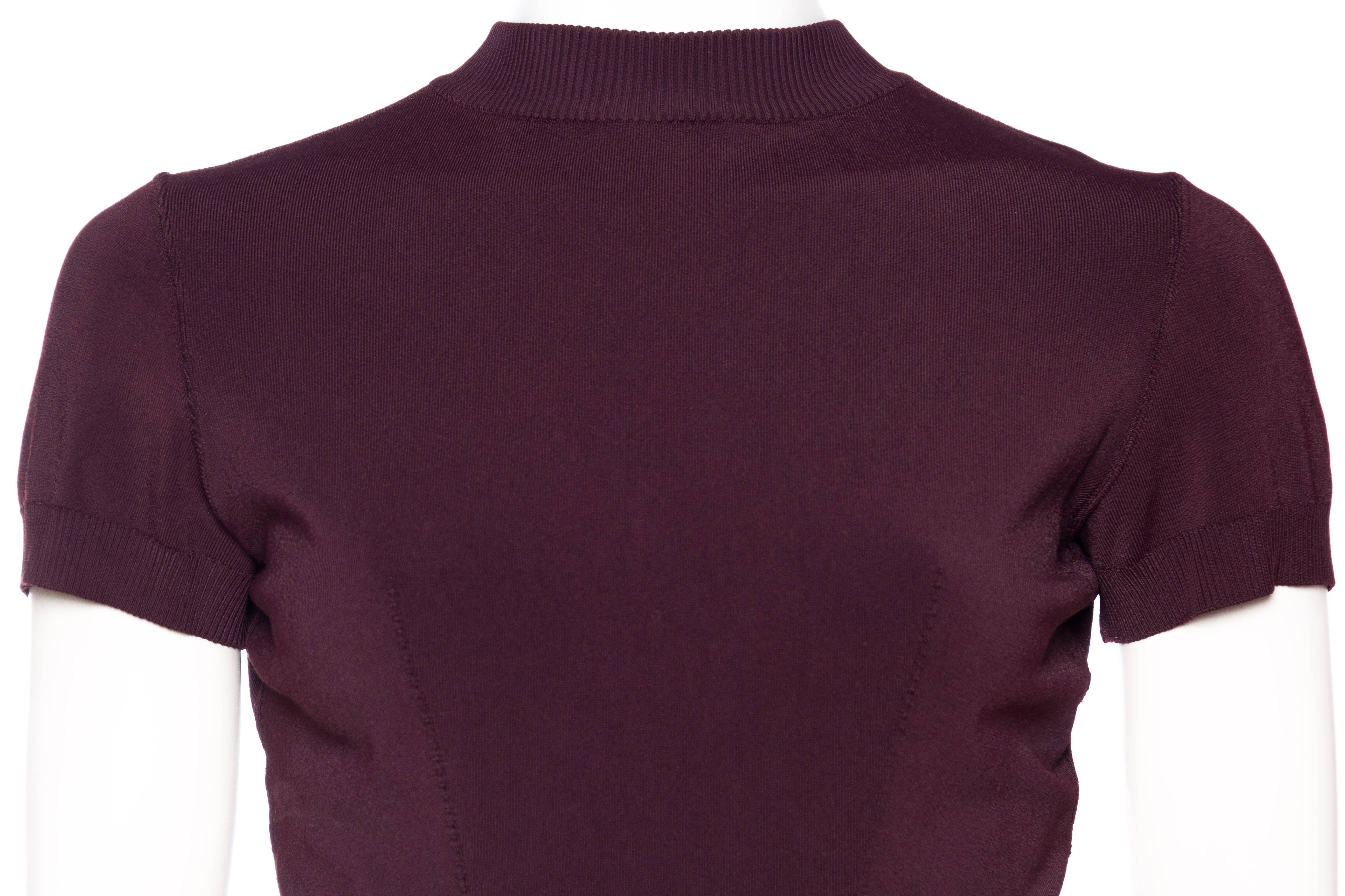 1990er ALAIA Stil Aubergine Viskosemischung stricken perfektes Cropped Top T-Shirt im Angebot 1