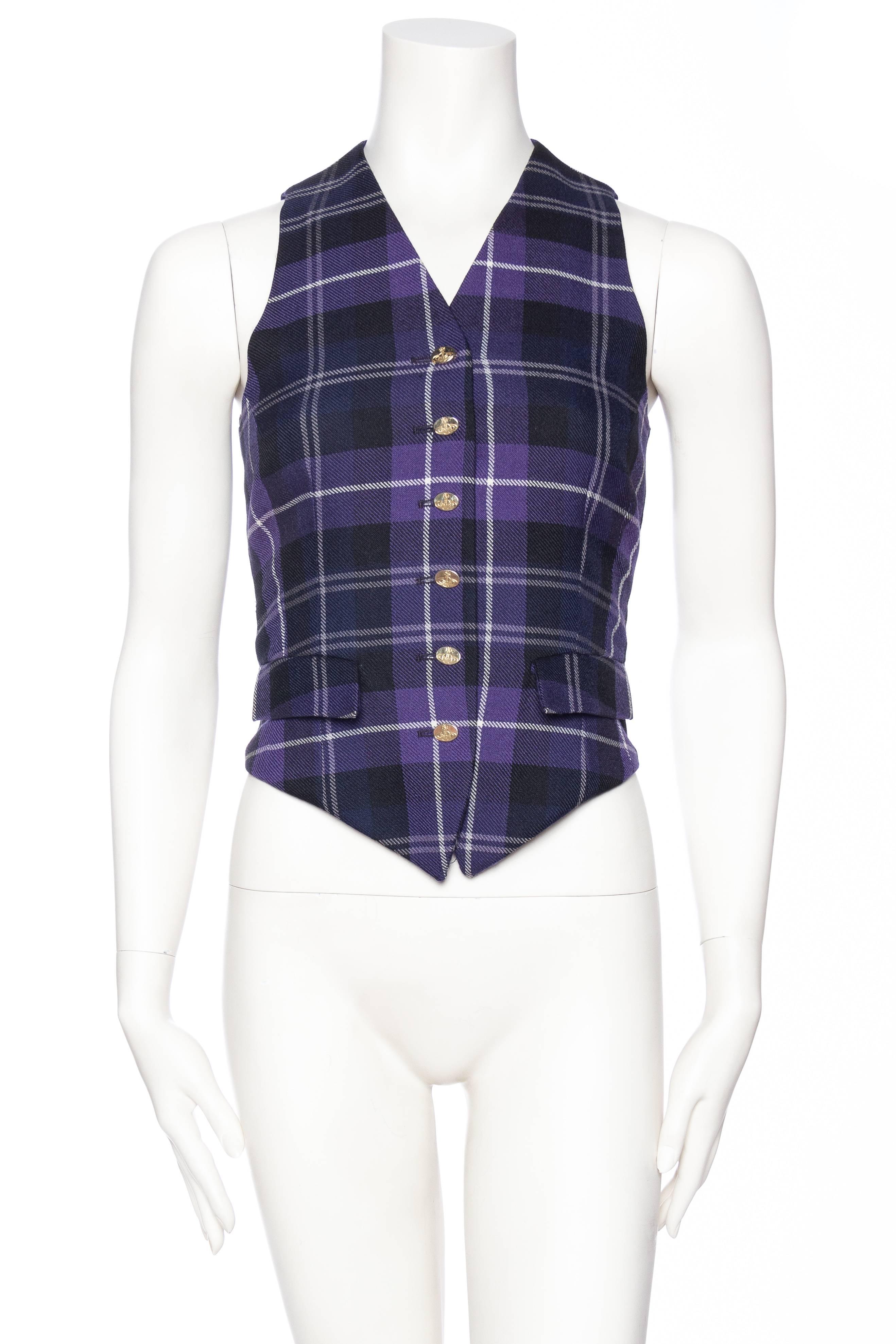 
Made from beautiful highland wool, fit and designed to be worn as a top however it can work over a blouse as a vest as well. 