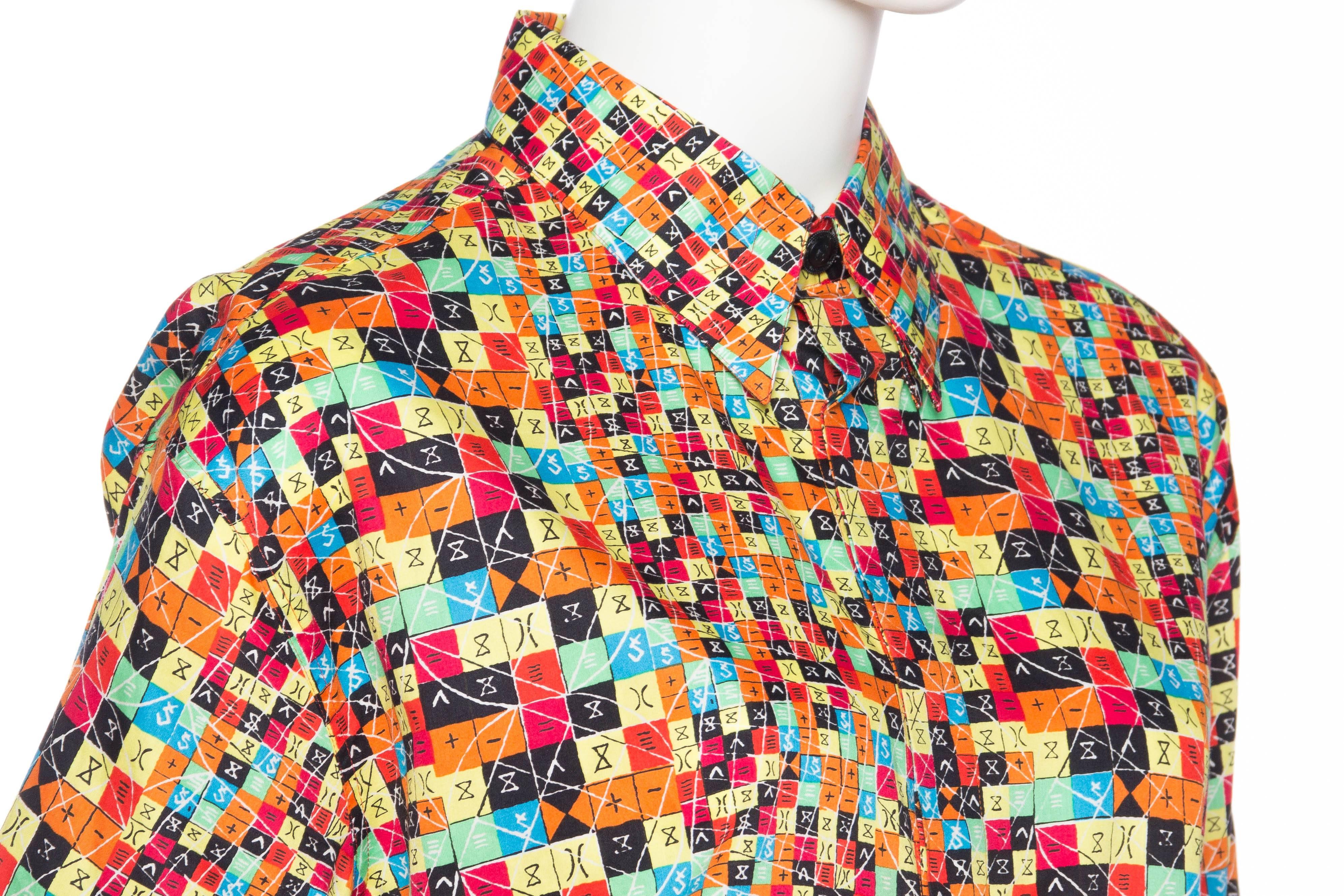 GIANNI VERSACE, années 1990, imprimé multicolore coton «mbols » pour hommes  Chemise Sz 50 en vente 3