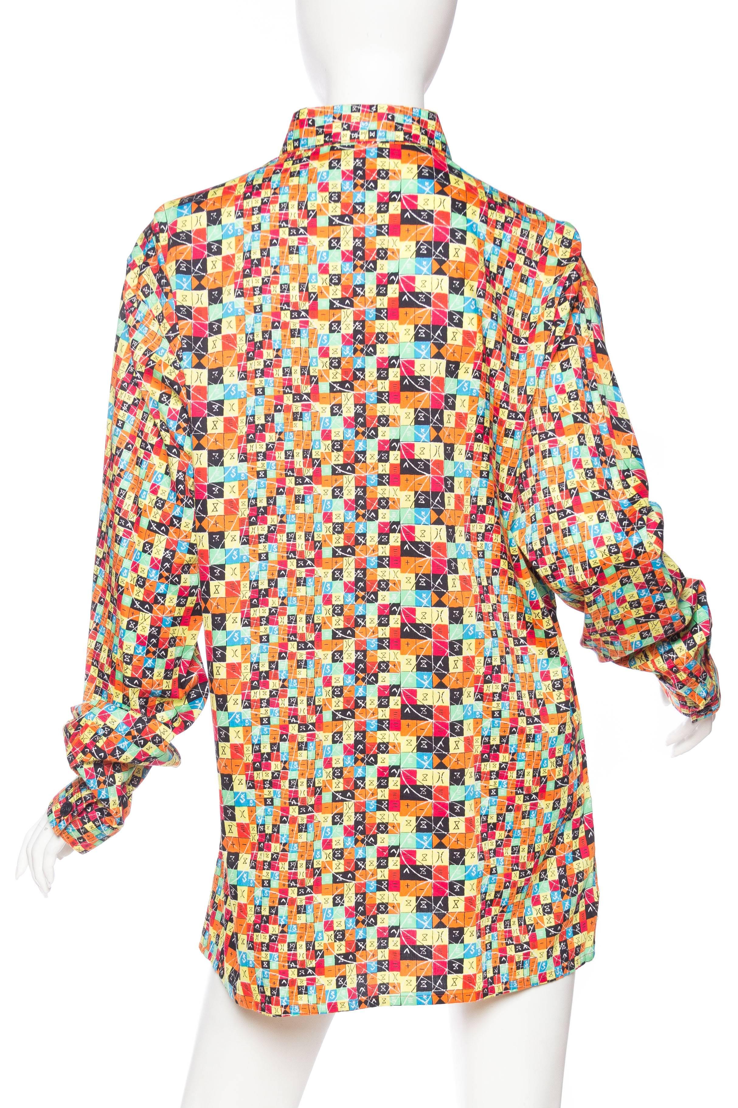 1990er GIANNI VERSACE Mehrfarbige bedruckte Baumwoll-Herren „Symbols“  Hemd Gr. 50 im Angebot 3