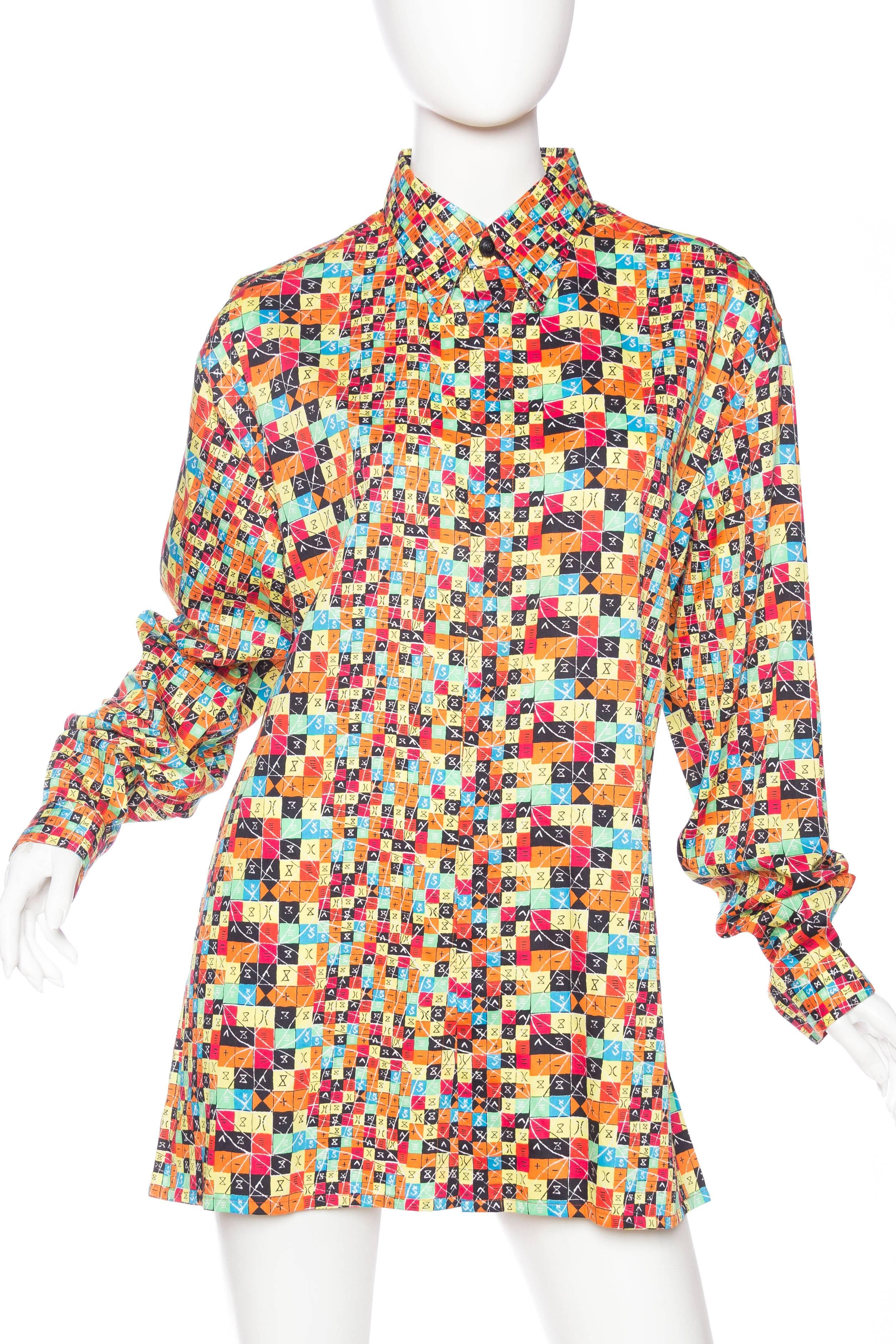 1990er GIANNI VERSACE Mehrfarbige bedruckte Baumwoll-Herren „Symbols“  Hemd Gr. 50 (Beige) im Angebot