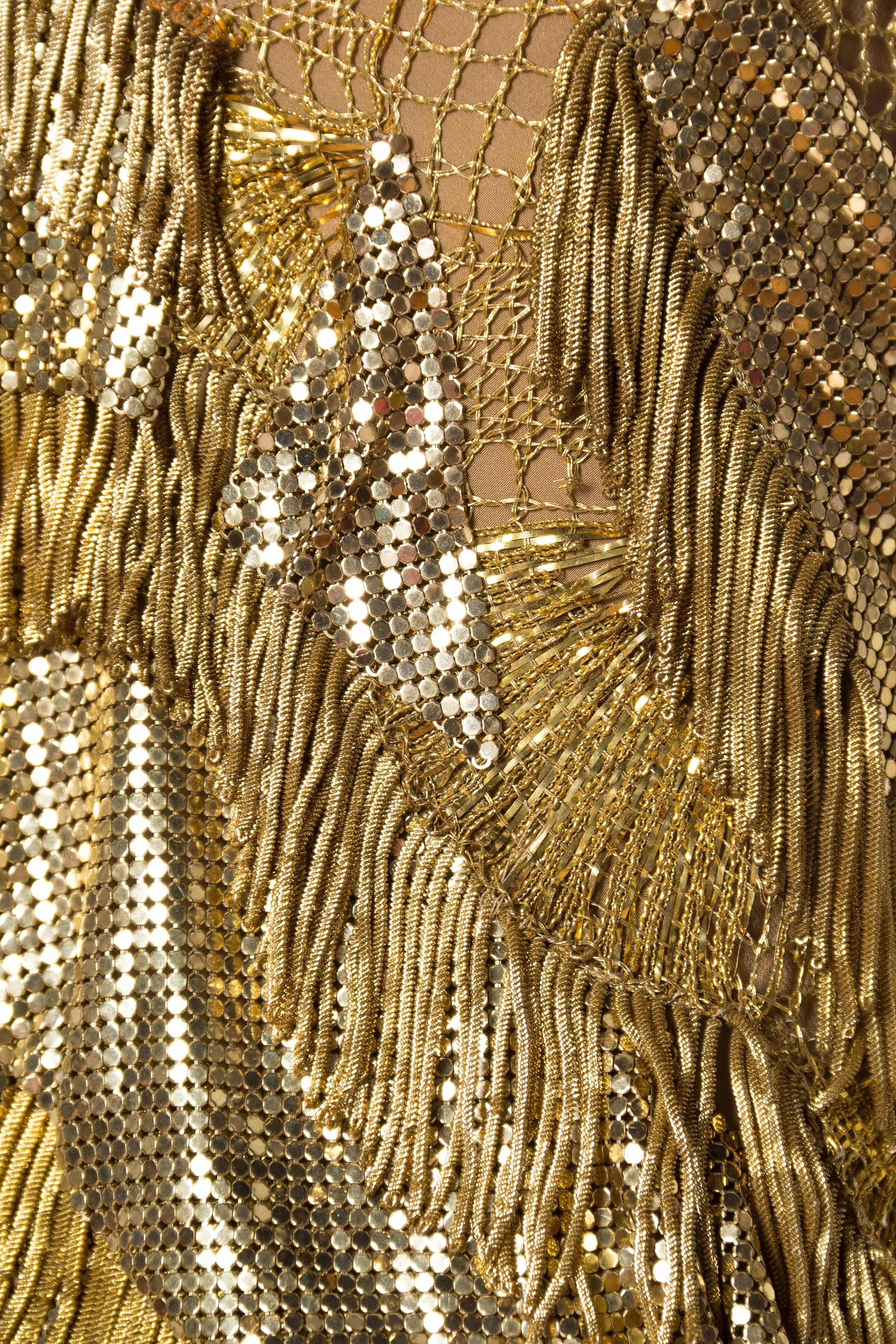 MORPHEW ATELIER - Robe de cocktail à franges en dentelle dorée et maille métallique en vente 5