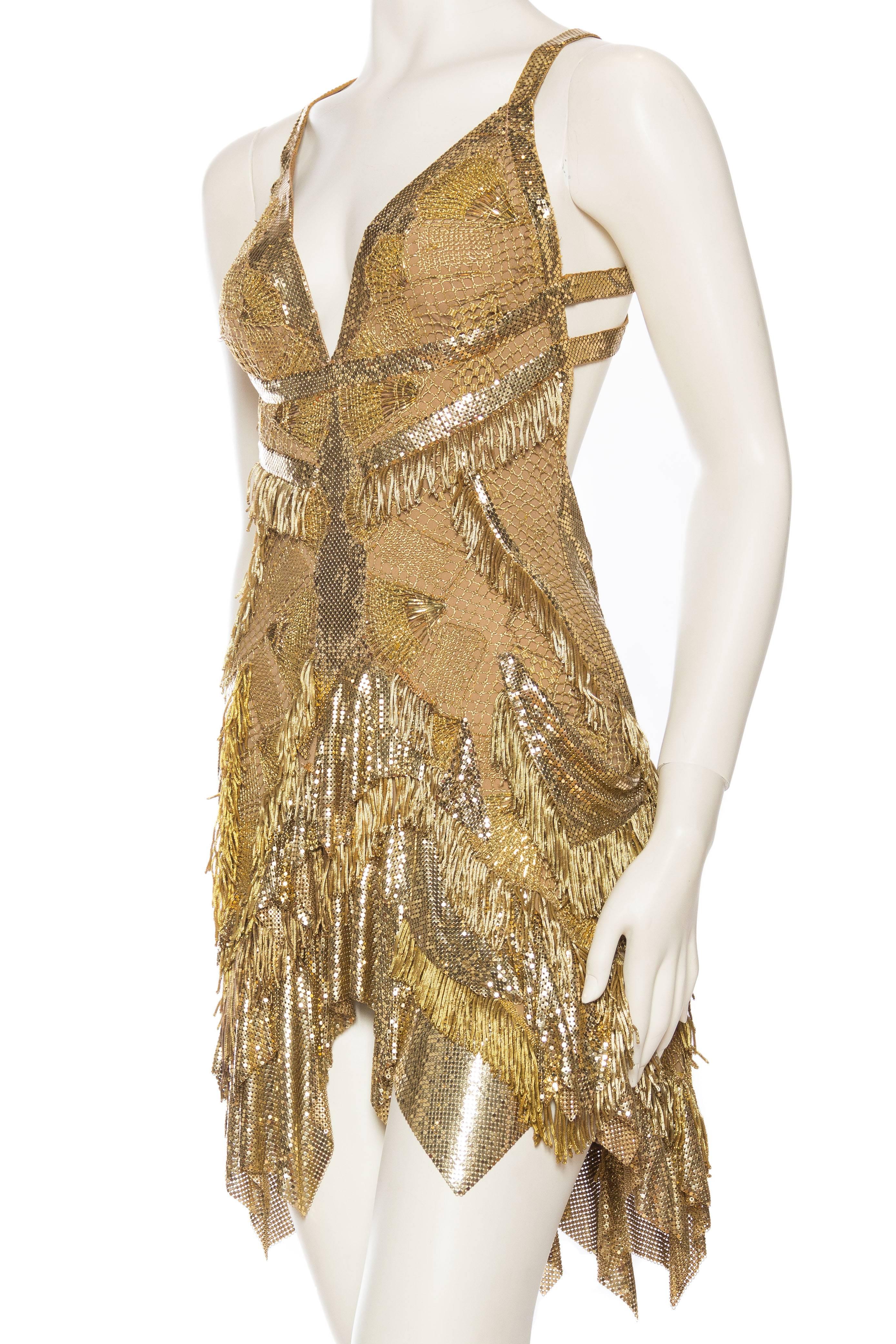 MORPHEW ATELIER - Robe de cocktail à franges en dentelle dorée et maille métallique Pour femmes en vente