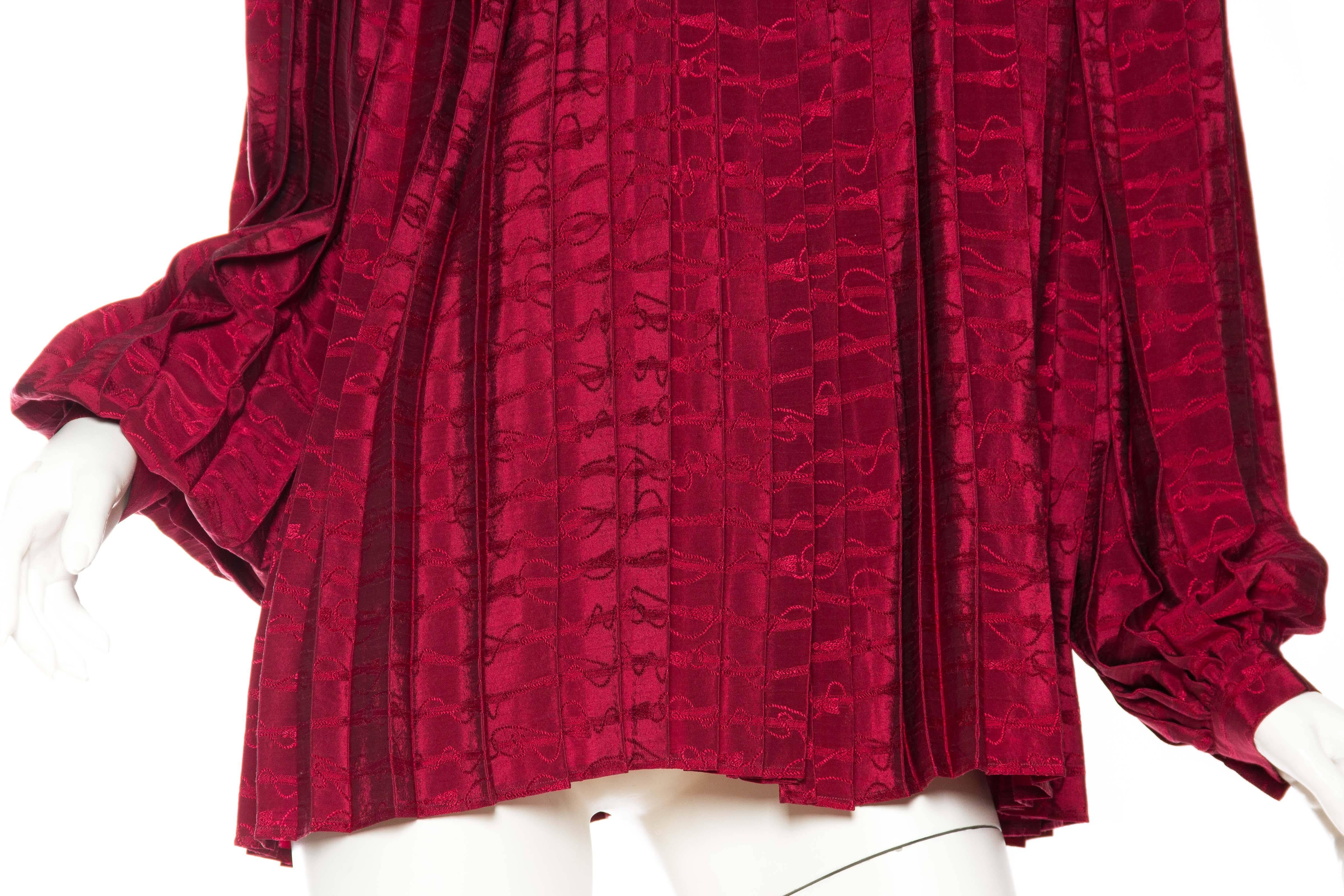 1970S GUCCI Cranberry Red Silk Jaquard Pleated Blouse For Sale 2