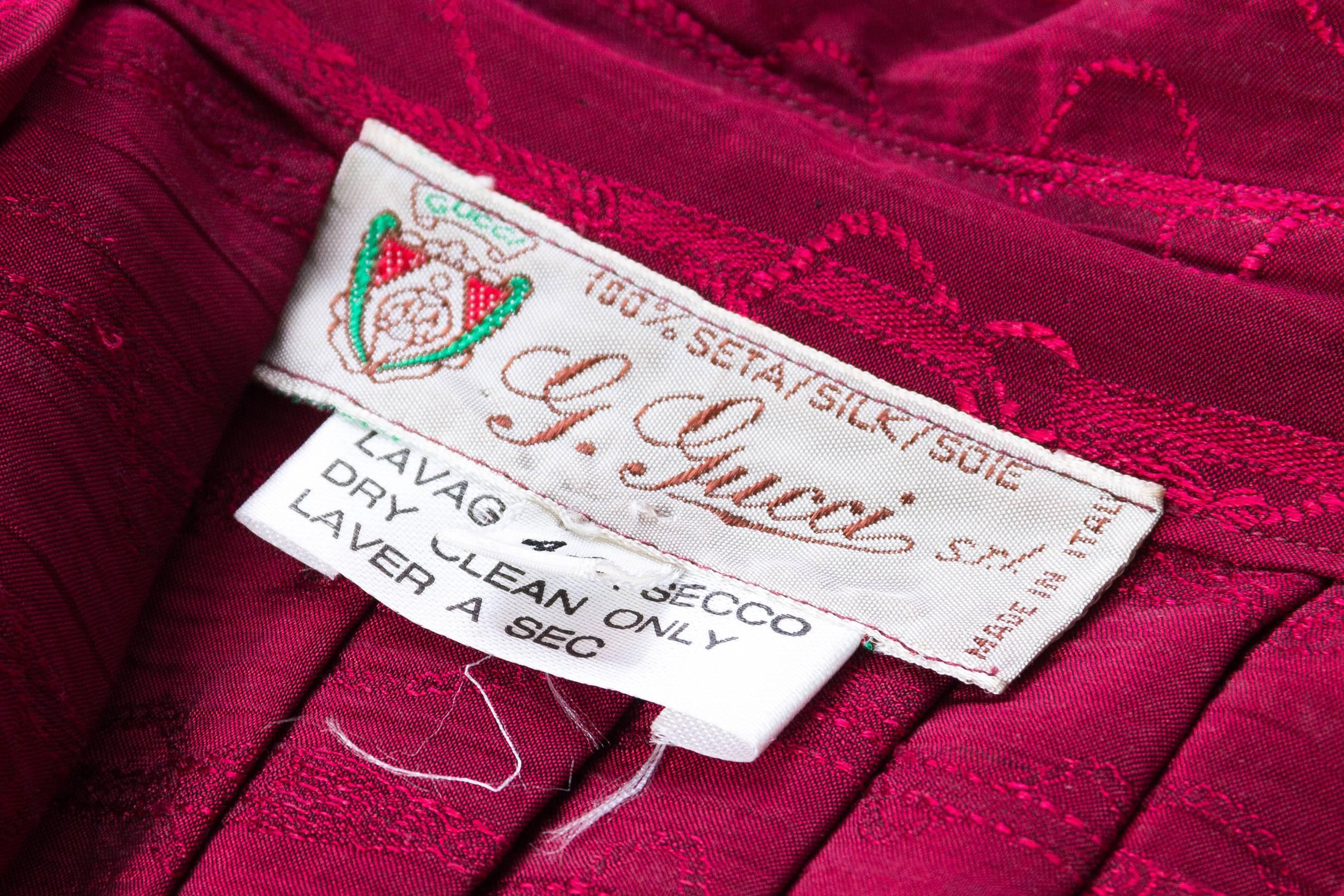 Gucci - Chemisier plissé en soie jaquard rouge canneberge, années 1970 en vente 5