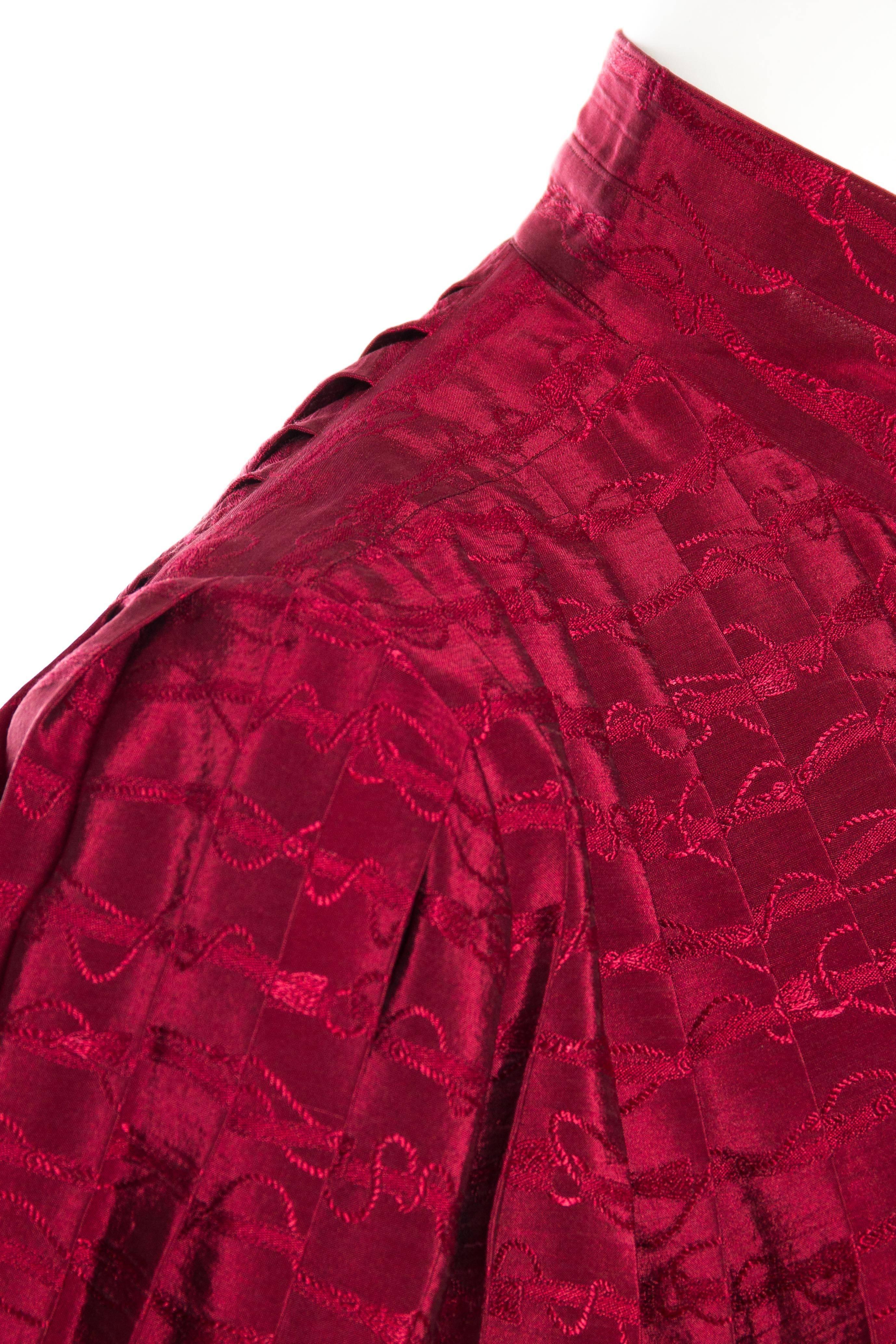 1970S GUCCI Cranberry Red Silk Jaquard Pleated Blouse For Sale 3