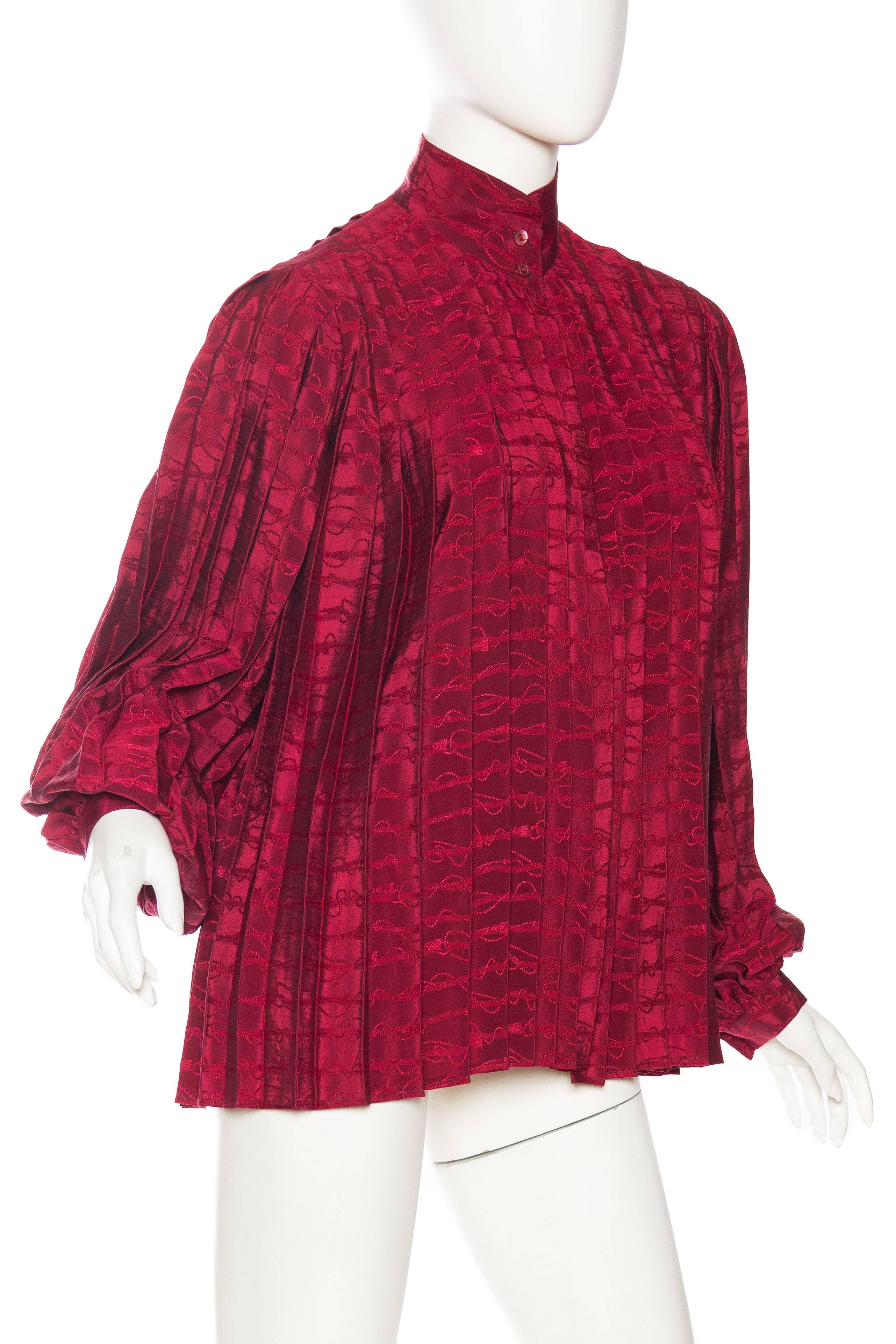 Rouge Gucci - Chemisier plissé en soie jaquard rouge canneberge, années 1970 en vente
