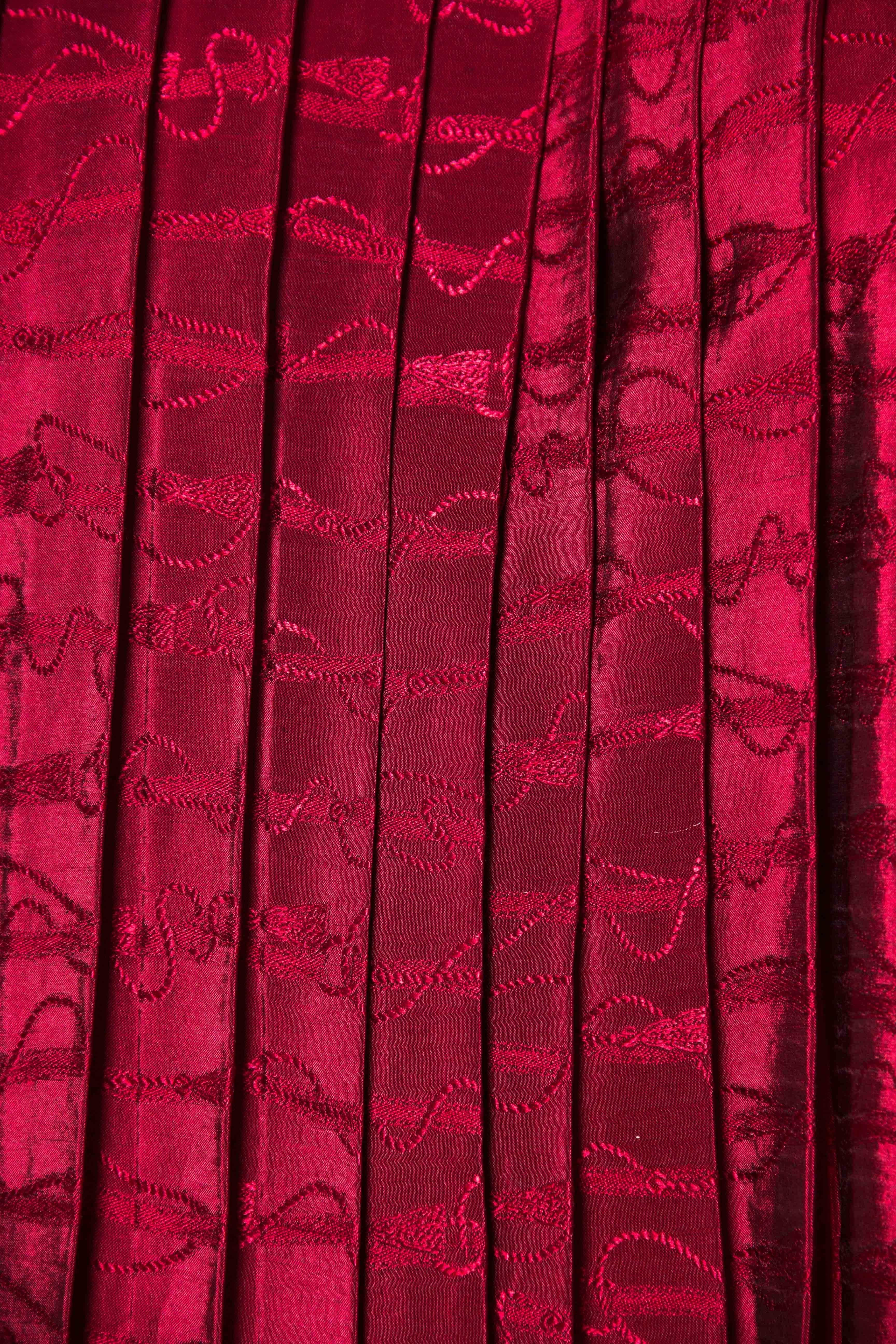 Gucci - Chemisier plissé en soie jaquard rouge canneberge, années 1970 en vente 4