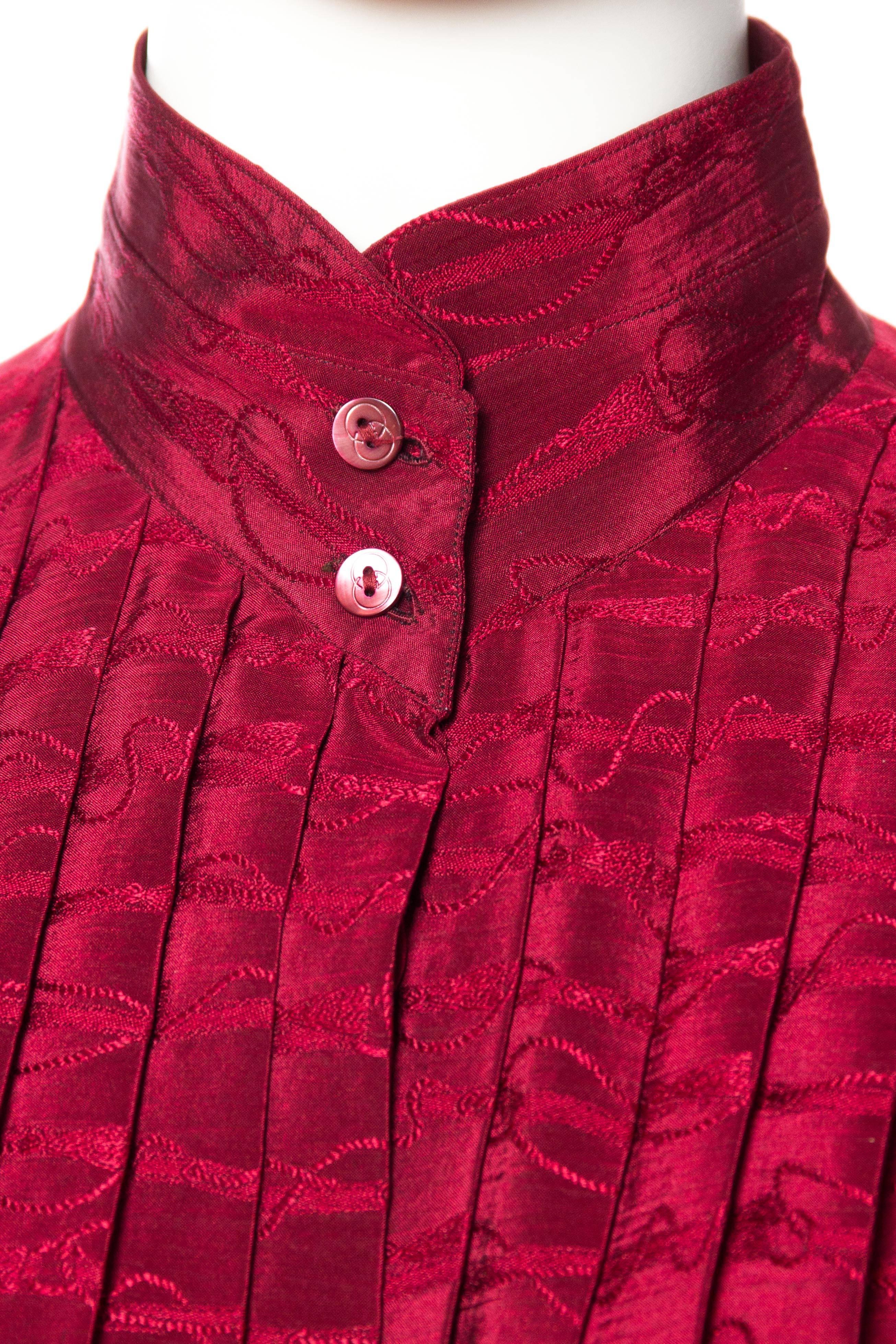 1970S GUCCI Cranberry Red Silk Jaquard Pleated Blouse For Sale 1