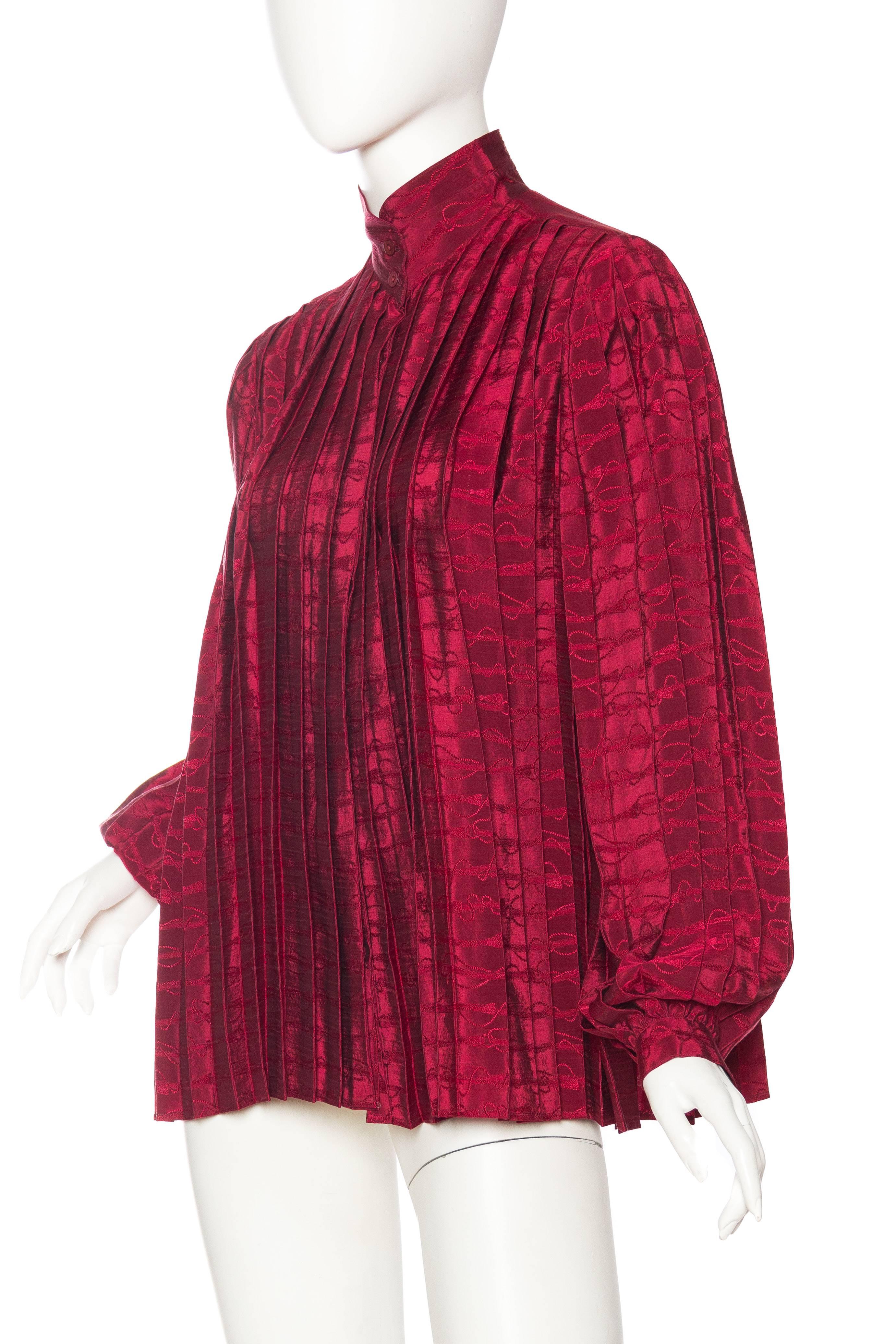 1970S GUCCI Cranberry Red Silk Jaquard Pleated Blouse In Excellent Condition For Sale In New York, NY