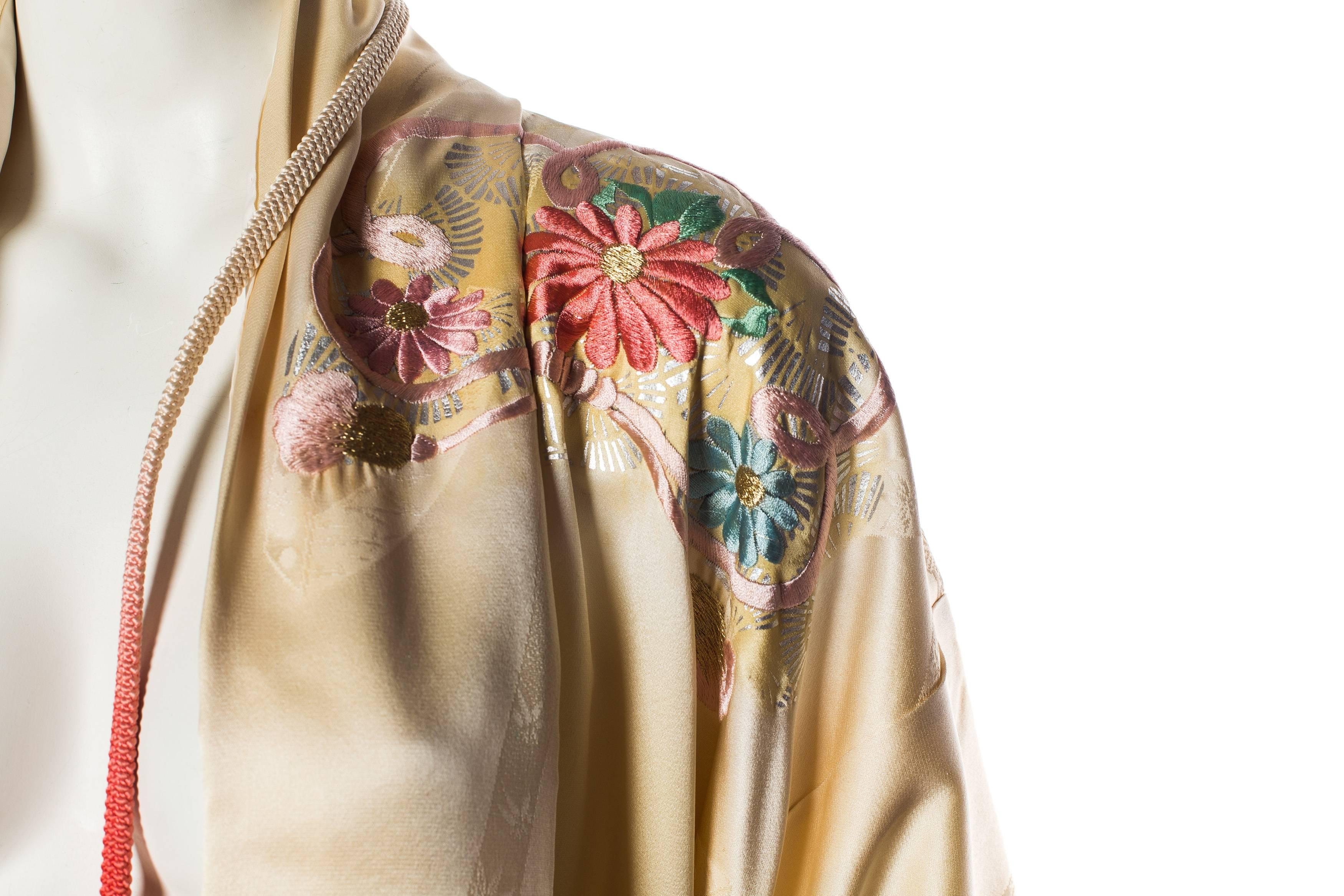 1940er Jahre Elfenbeinfarbener handbemalter Kimono aus Viskose und Seide mit Blumenstickerei (Beige)