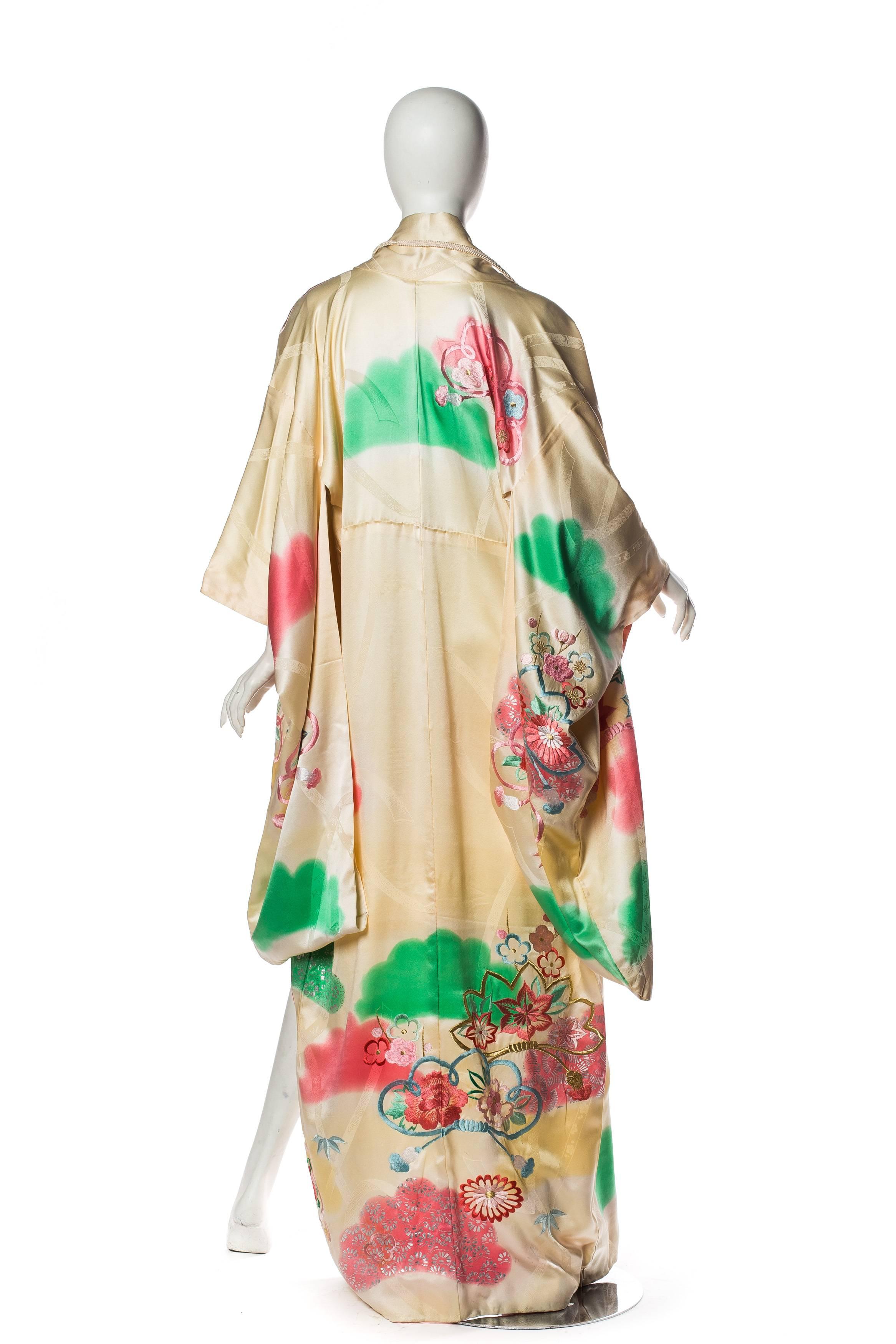 1940er Jahre Elfenbeinfarbener handbemalter Kimono aus Viskose und Seide mit Blumenstickerei Damen